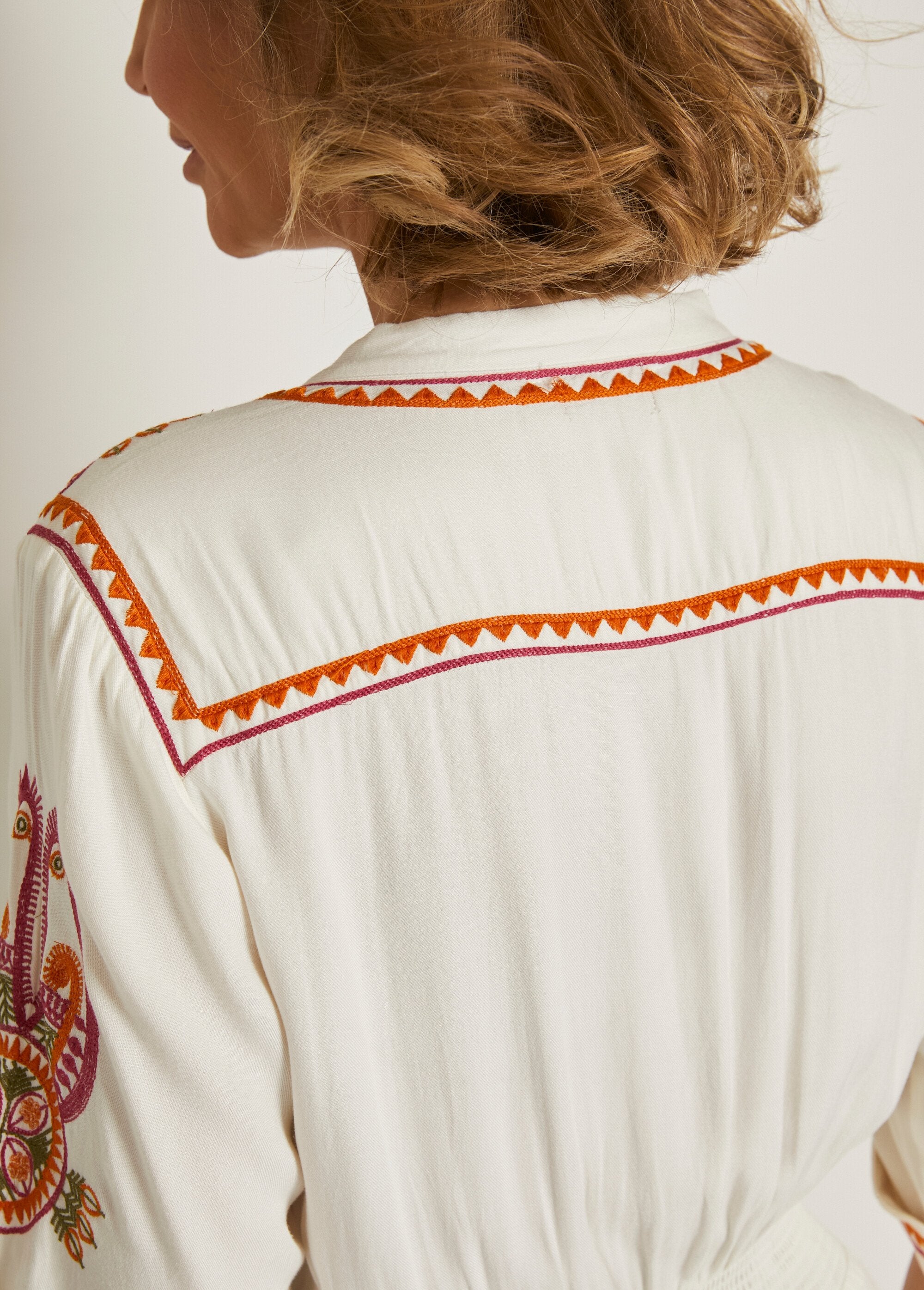 Vestido_corto_bordado_con_botones_Crudo_DE2_slim