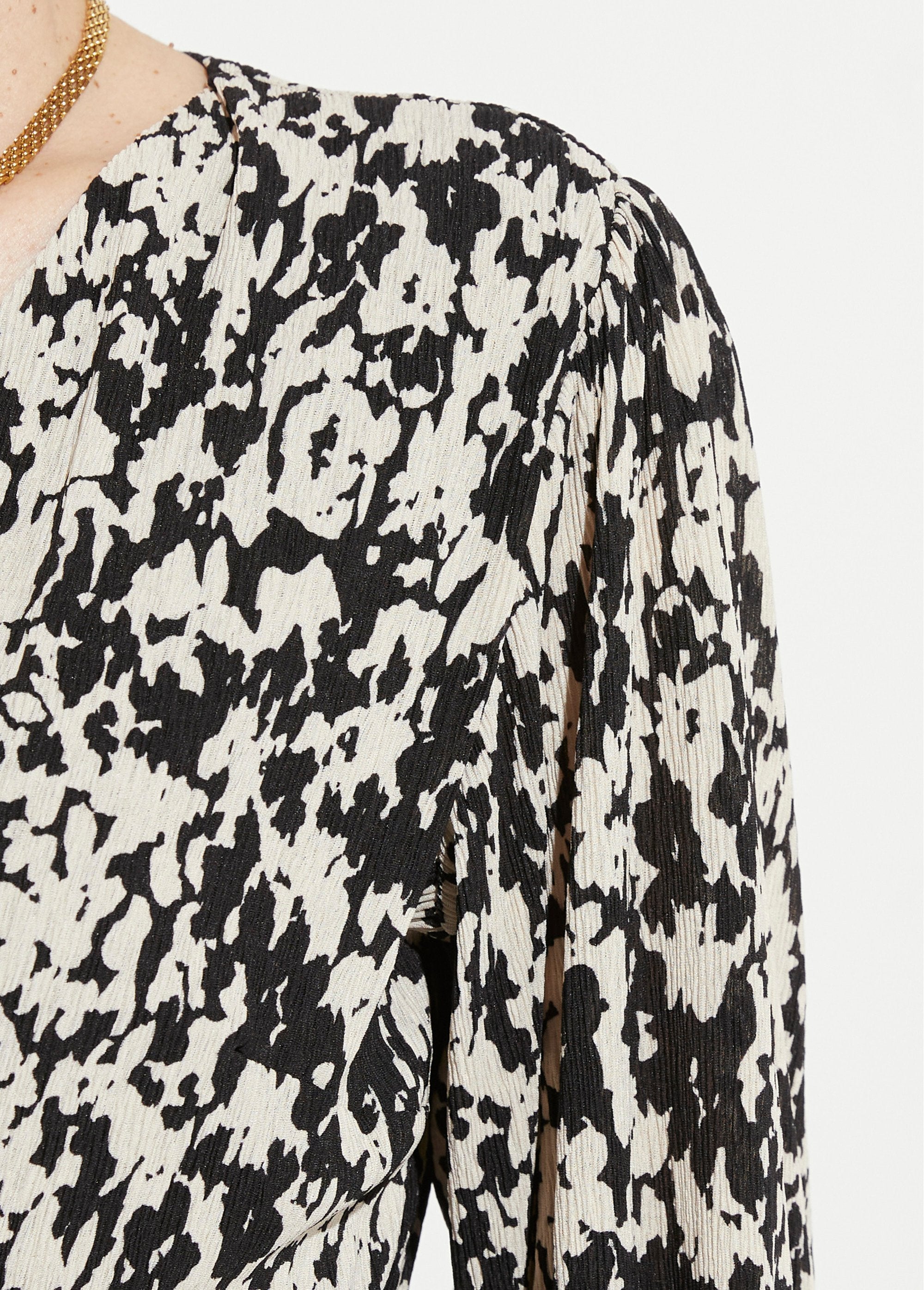 Vestido_corto_cruzado_con_estampado_tachiste_Negro_y_crudo_DE2_slim