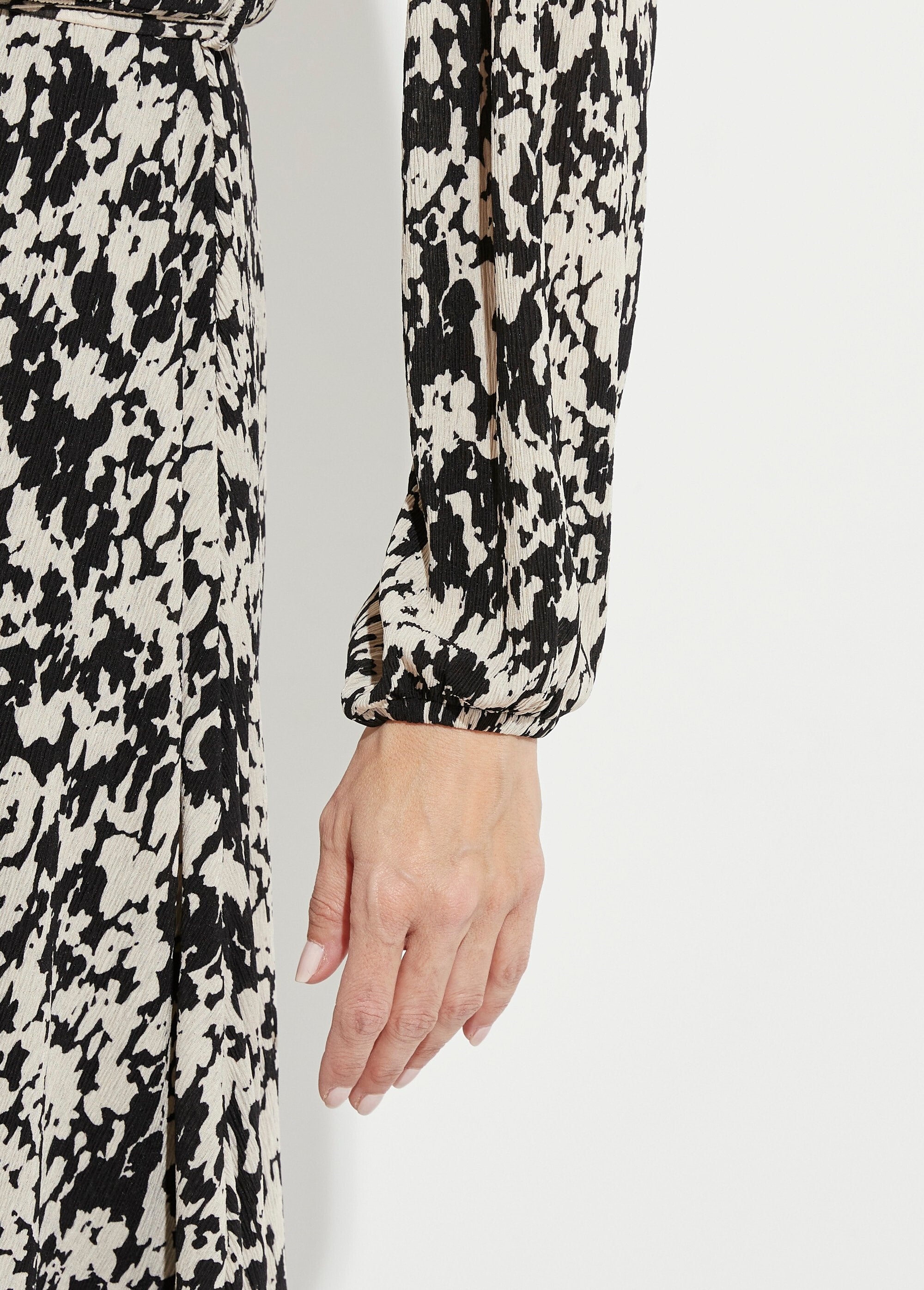 Vestido_corto_cruzado_con_estampado_tachiste_Negro_y_crudo_DE4_slim