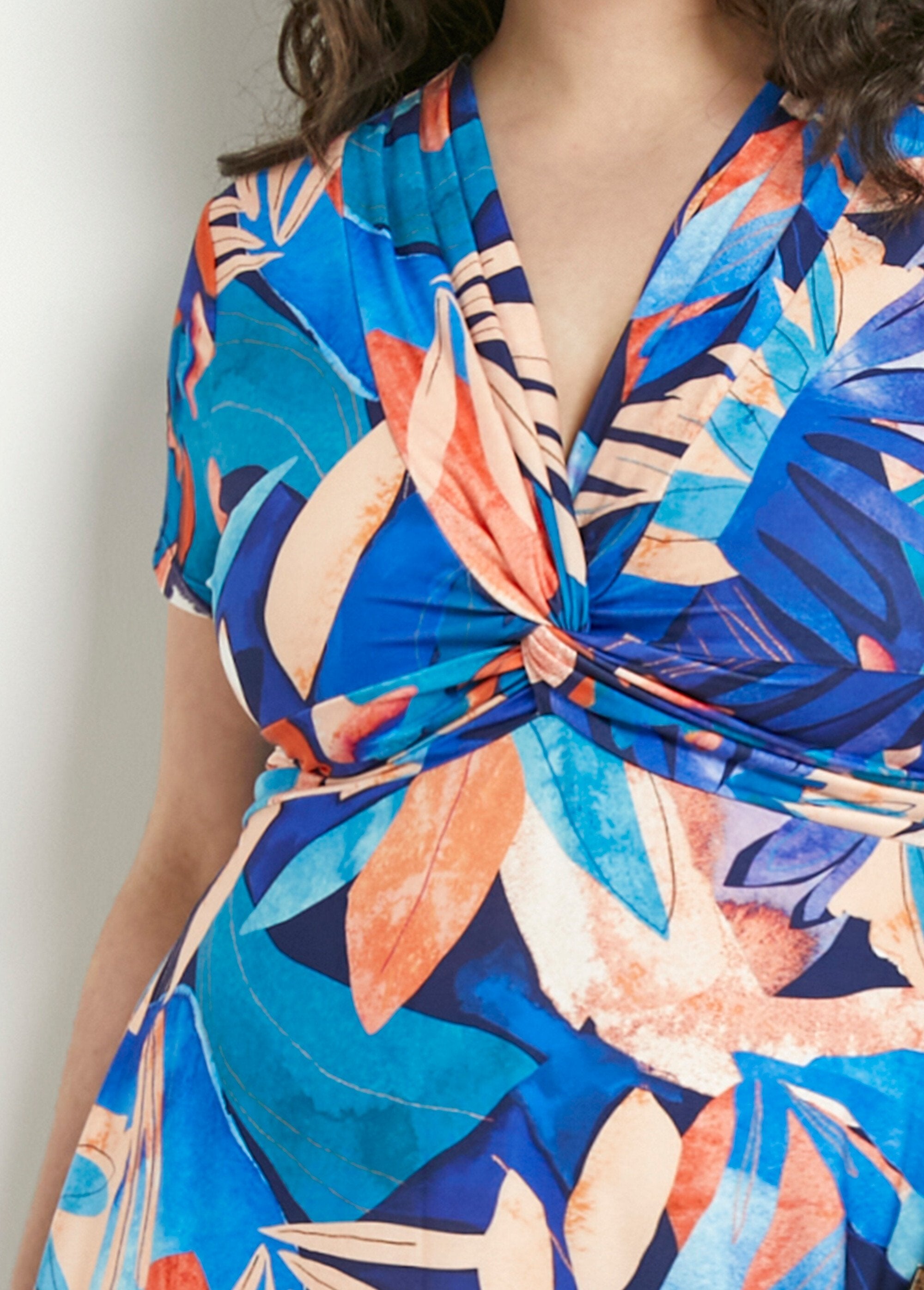 Vestido_corto_con_escote_en_pico,_efecto_drapeado_y_estampado_de_follaje_azul_y_naranja_DE1_curvy