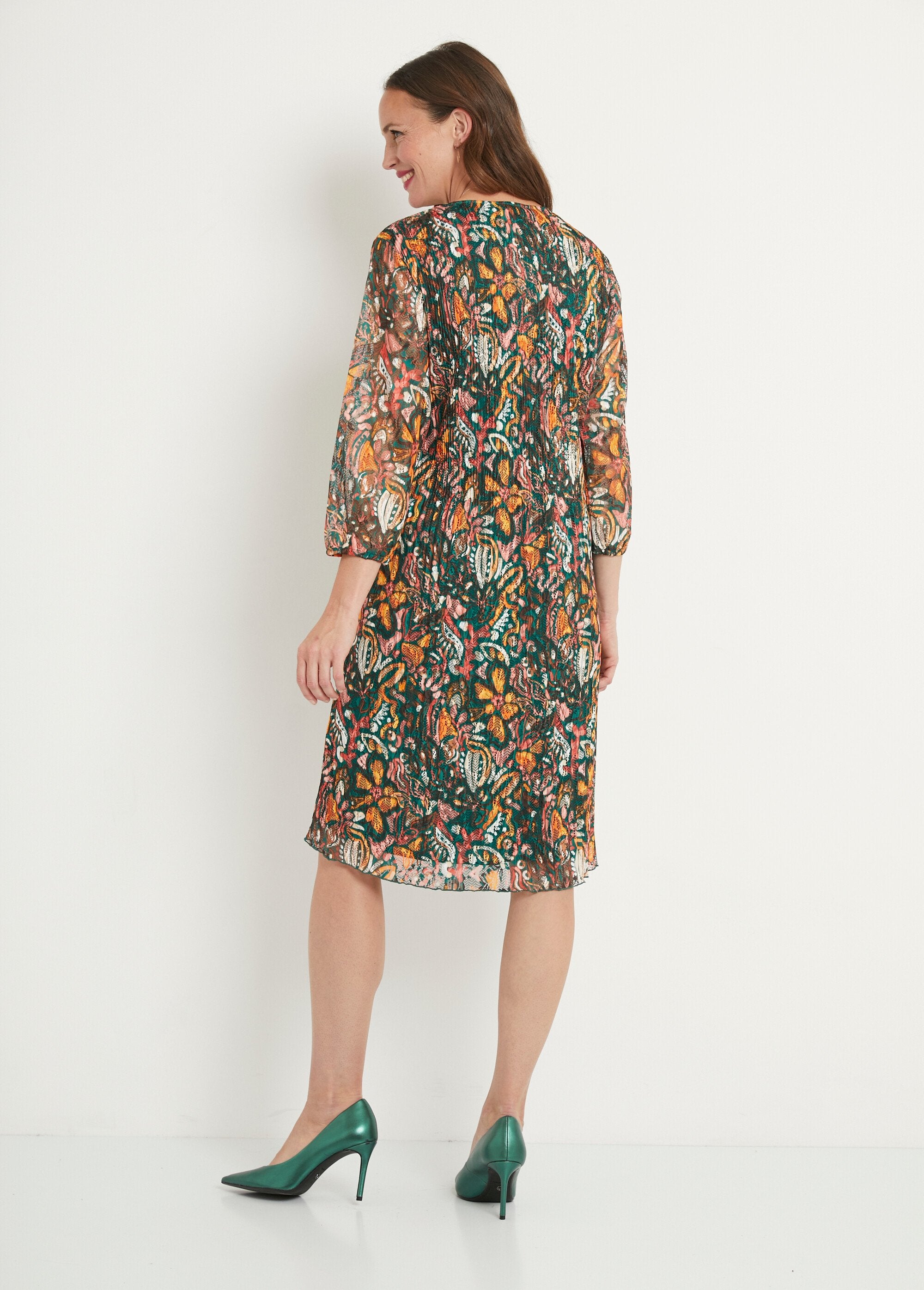 Vestido_corto_de_encaje_plisado_estampado_con_escote_en_V_Verde_y_amarillo_DO1_slim