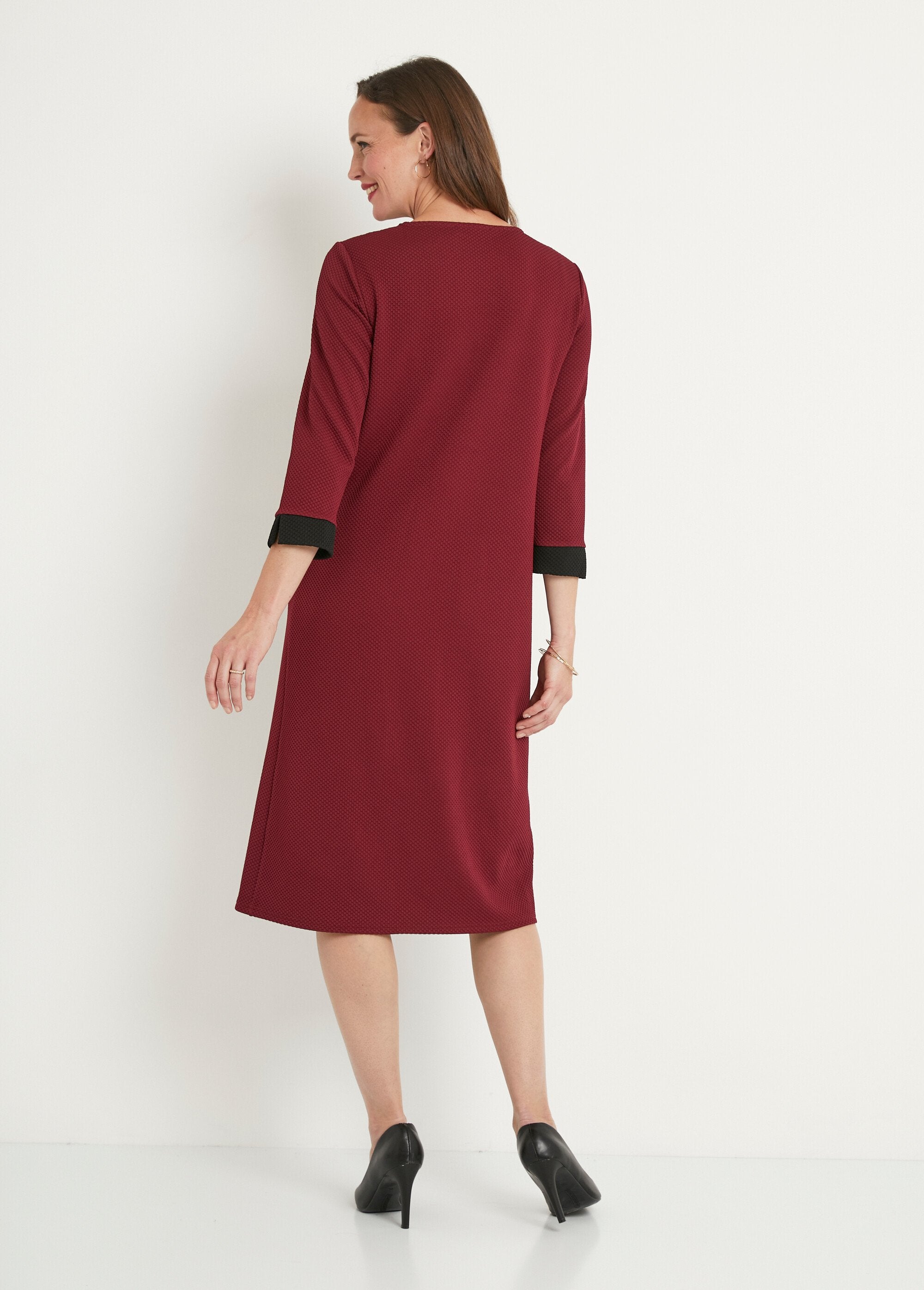 Vestido_corto_recto_bicolor,_mangas_3/4_burdeos_y_negro_DO1_slim