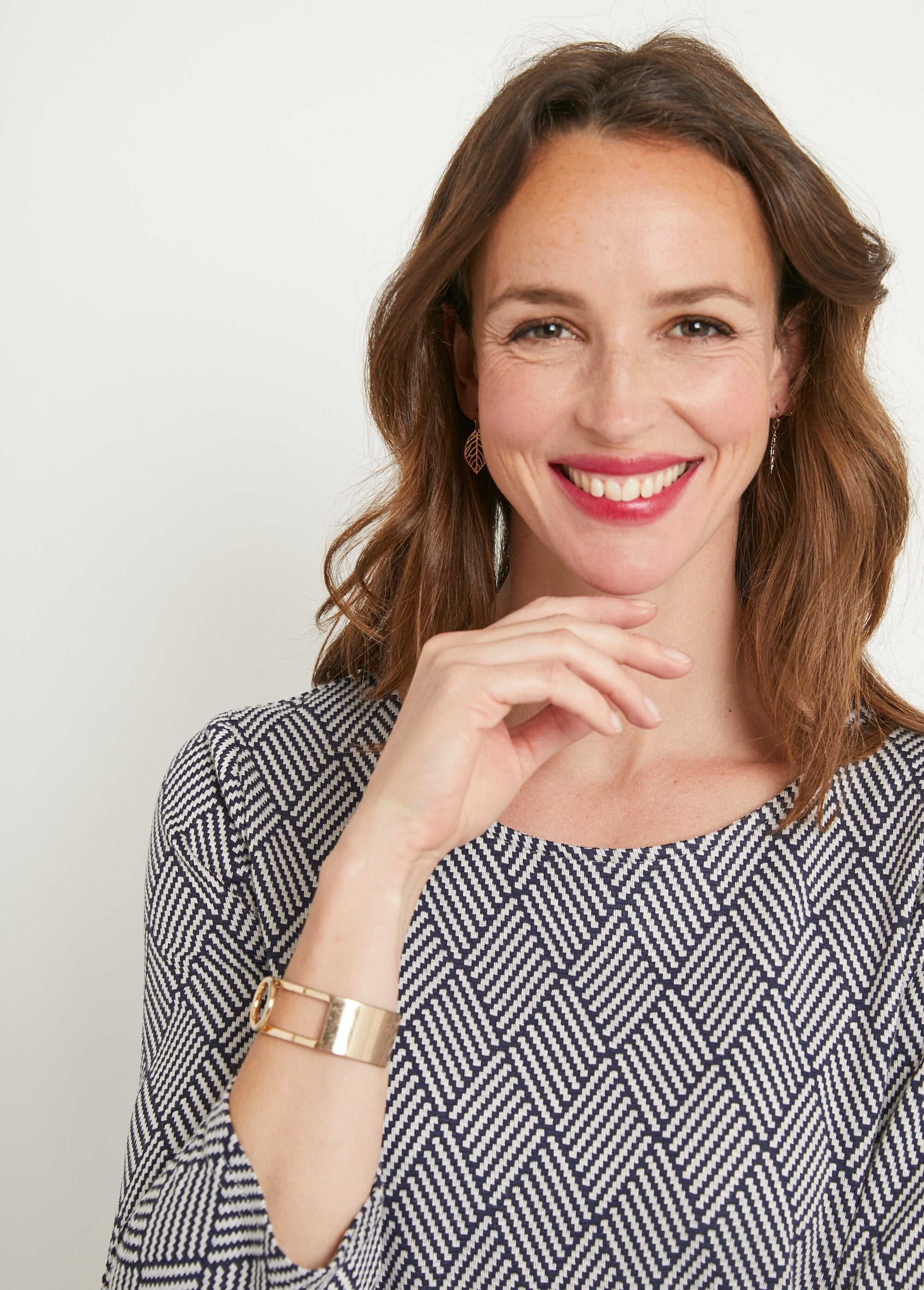 Vestido_corto_recto_en_jacquard_gráfico_Azul_marino_y_crudo_DE1_slim