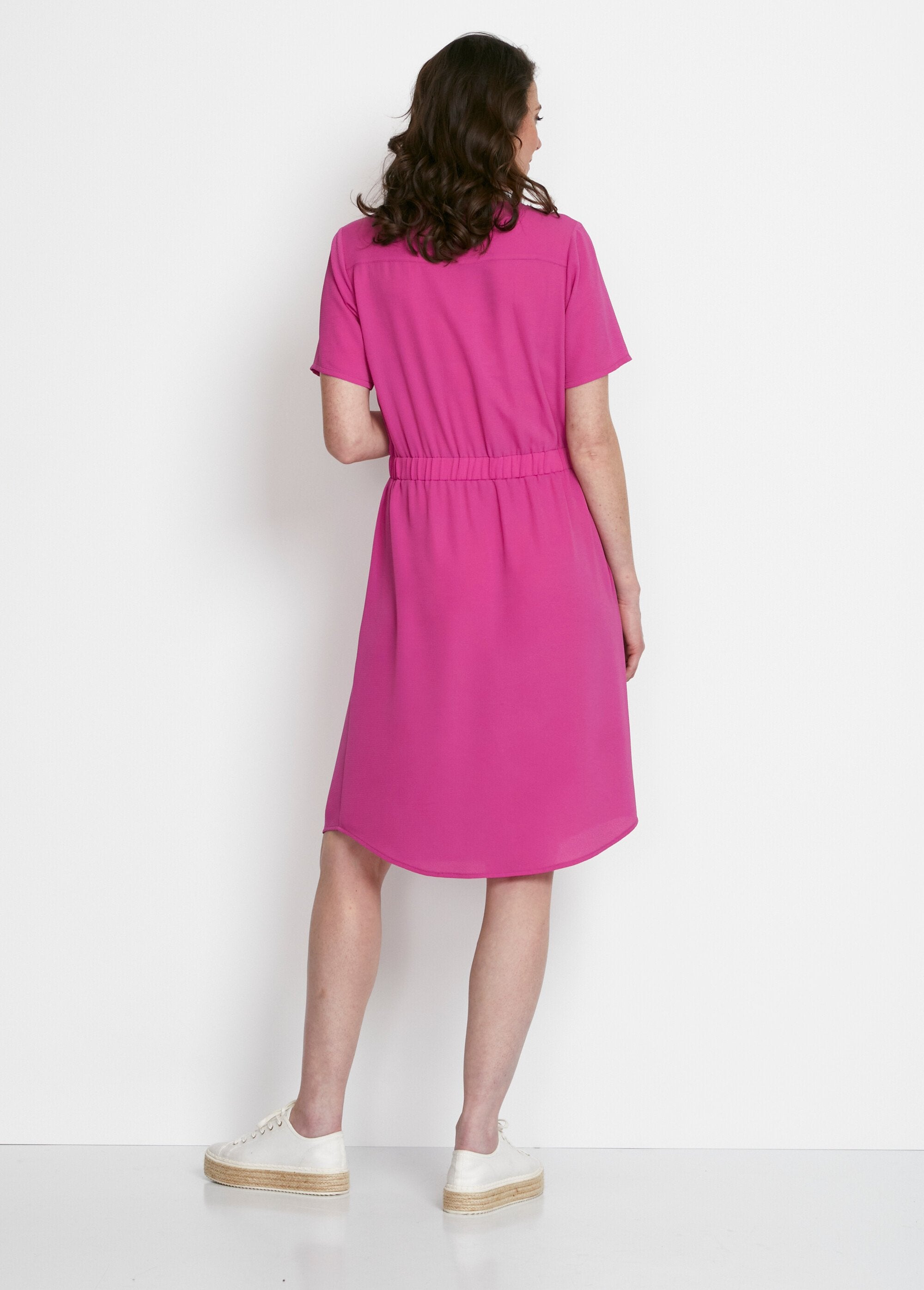 Vestido_corto,_recto_y_con_cintura_elástica._fucsia_liso_DO1_slim