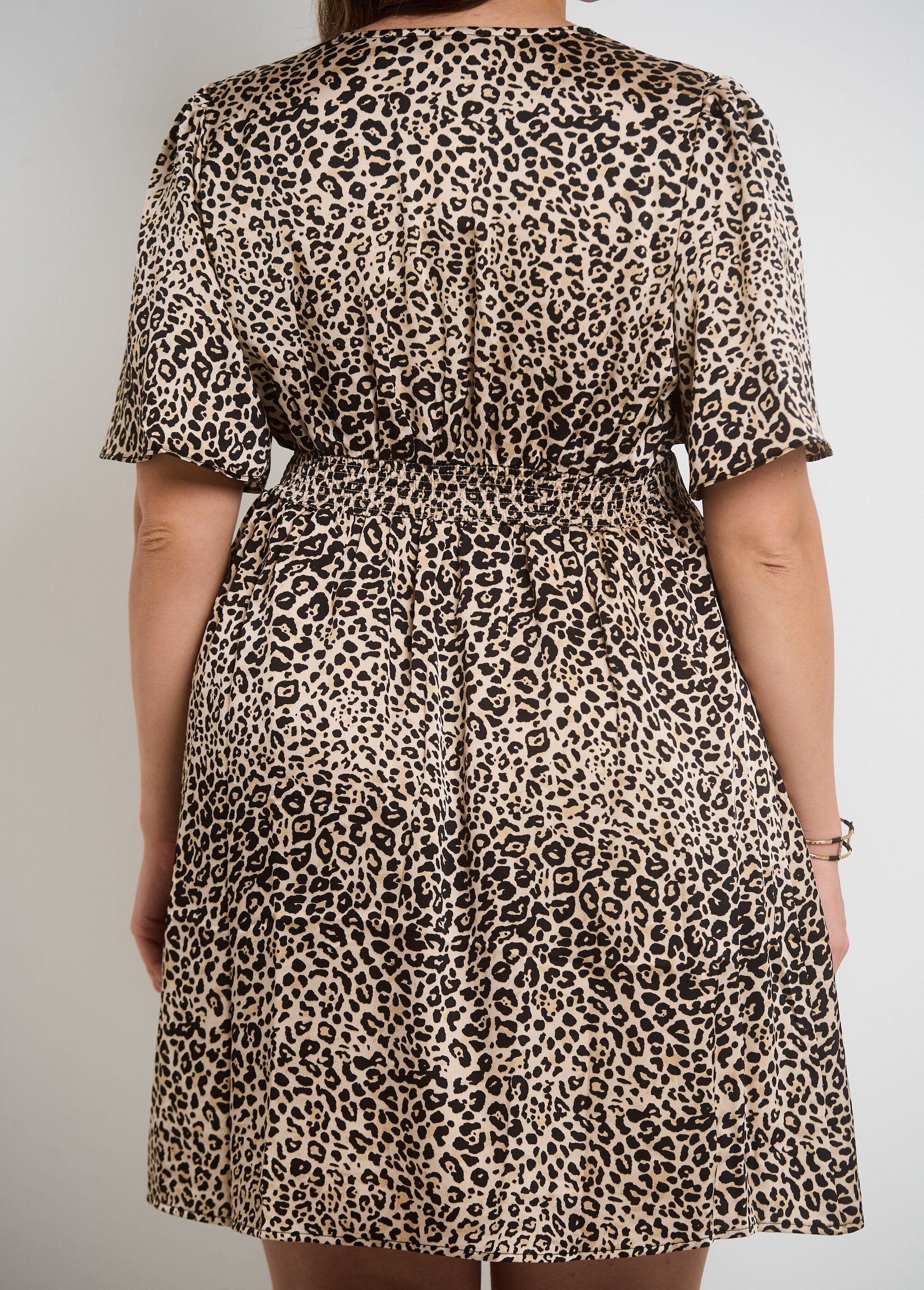 Vestido_corto_con_escote_en_pico_y_estampado_de_leopardo_Leopardo_DE2_curvy
