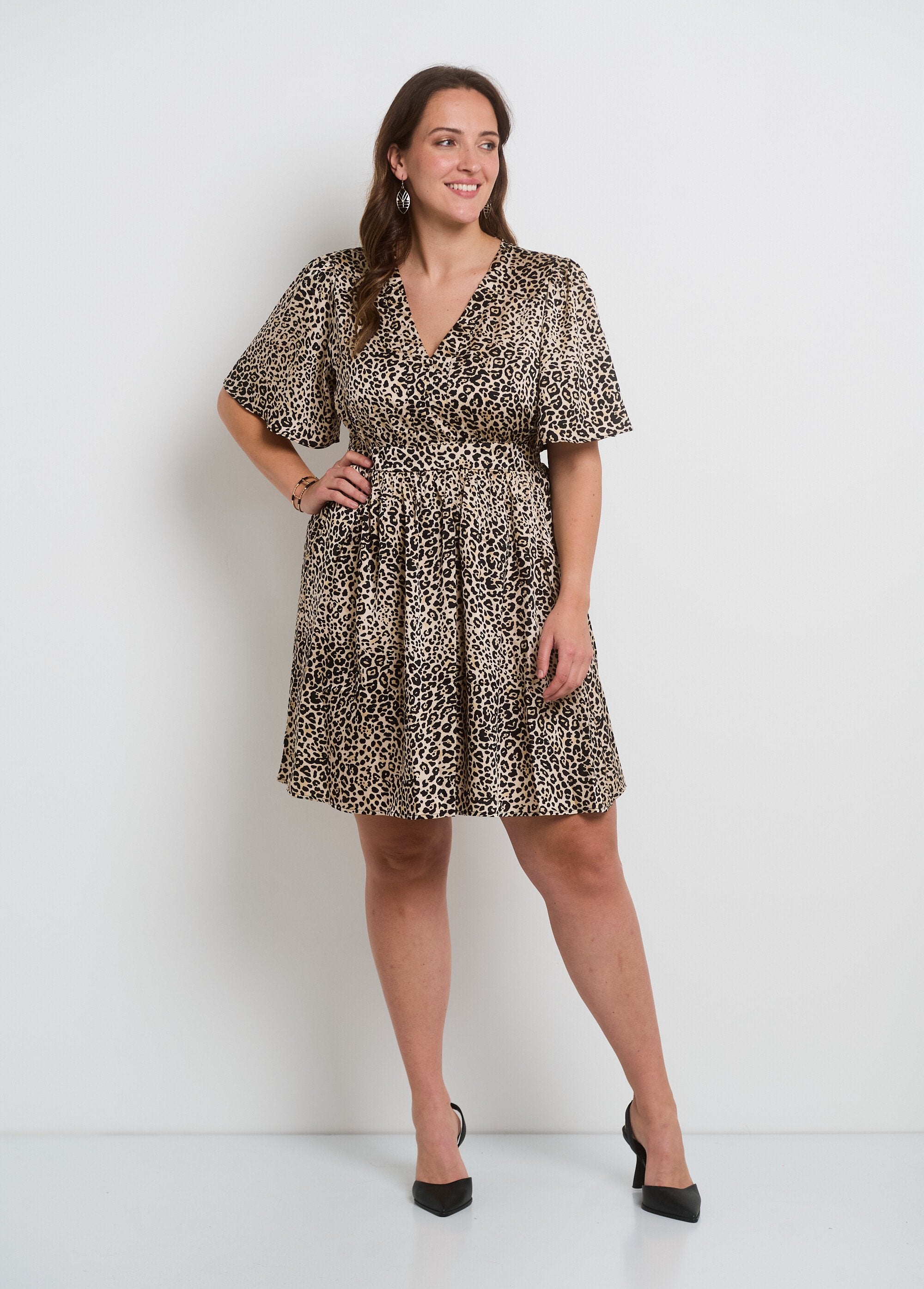 Vestido_corto_con_escote_en_pico_y_estampado_de_leopardo_Leopardo_FA1_curvy