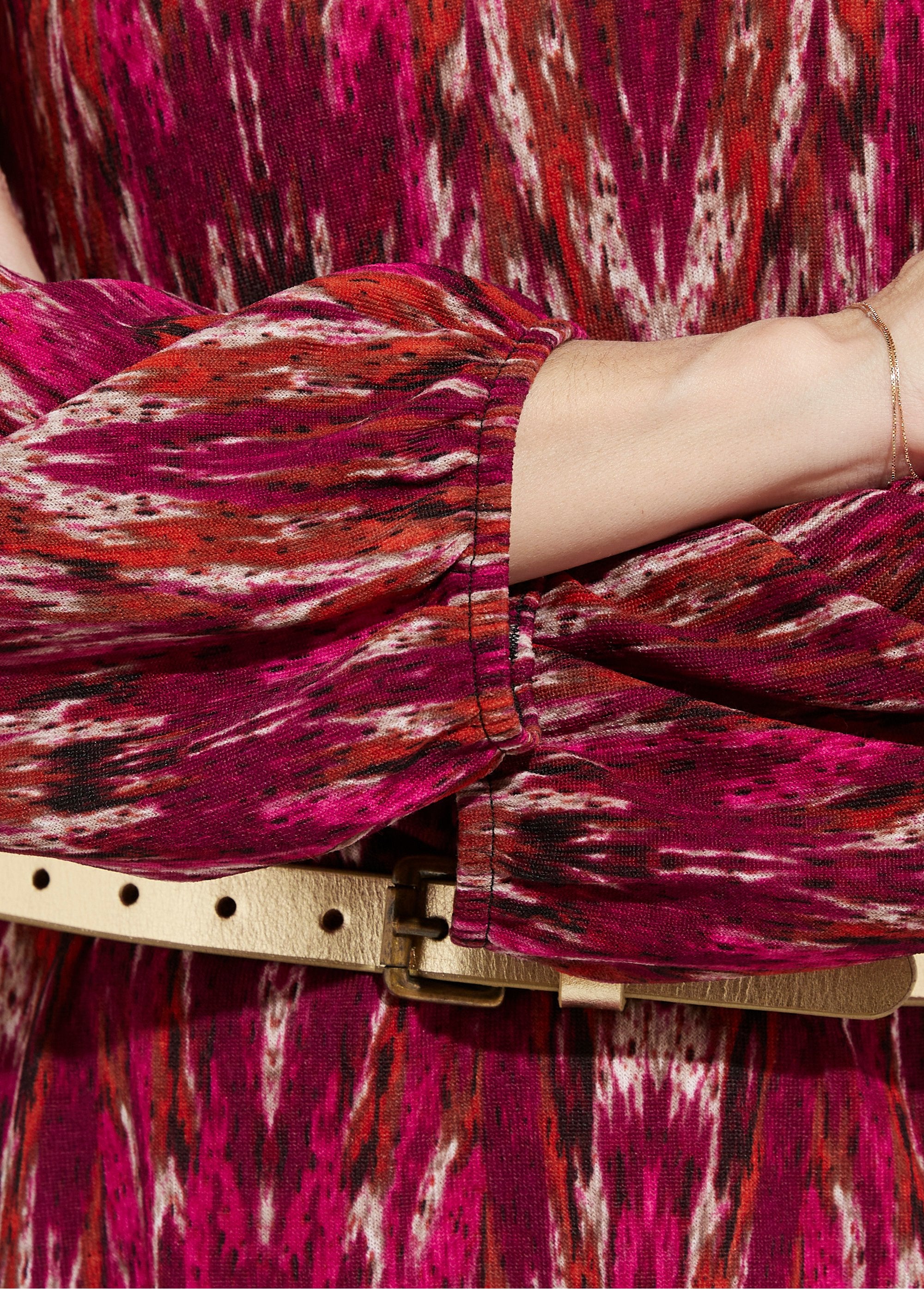 Vestido_corto_estampado_con_escote_en_pico_y_manga_larga_Grosella_negra_y_beige_DE2_slim