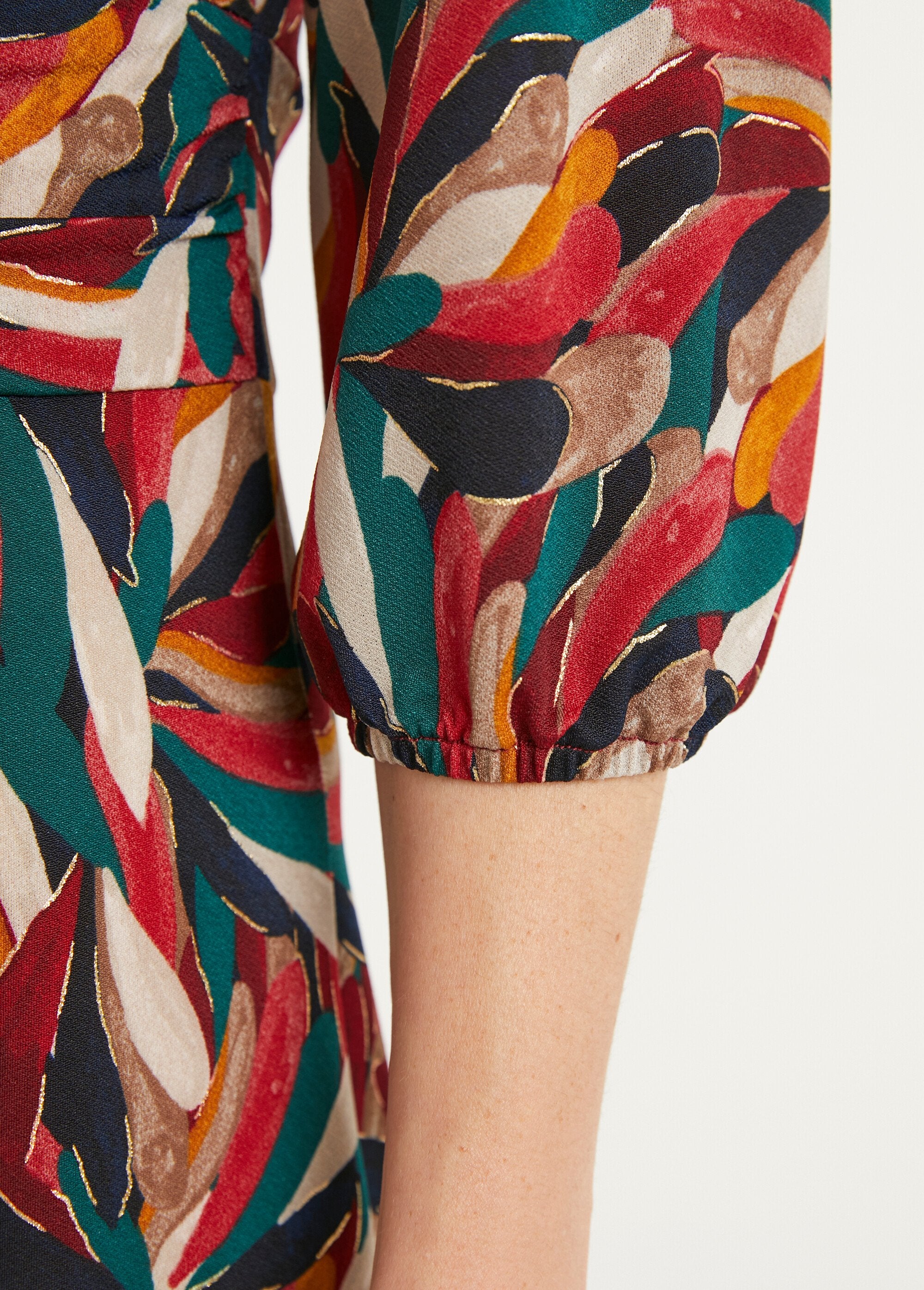 Vestido_corto_acampanado_estampado_con_cuello_redondo_Multicolor_DE2_slim