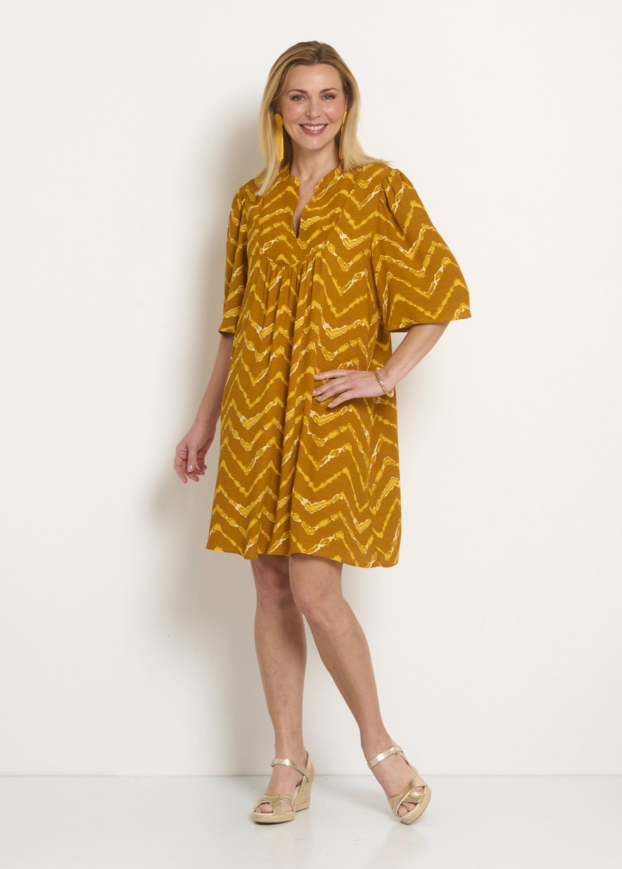 Vestido_étnico_corto_con_mangas_acampanadas._Azafrán_FA1_slim