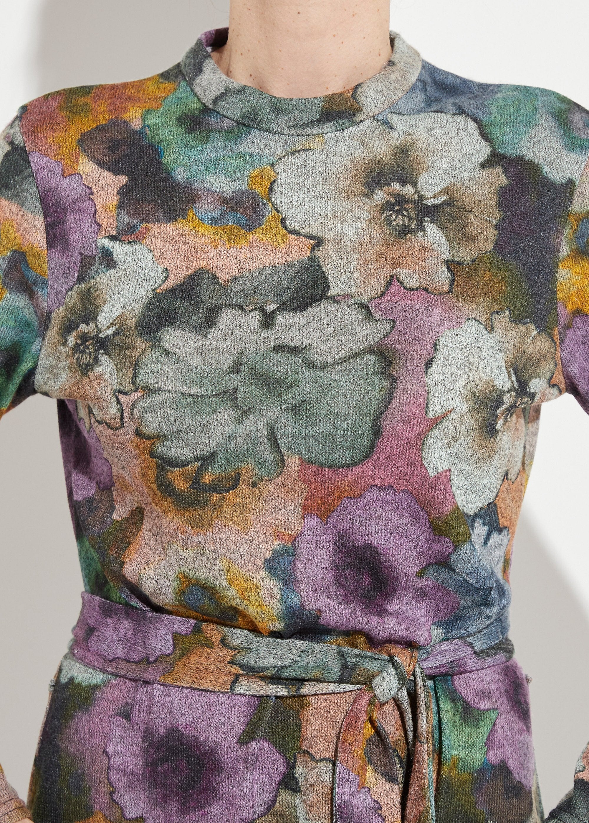 Vestido_recto_estampado_con_cinturón_y_cuello_alto_en_punto_cálido_Gris_y_Parma_DE1_slim