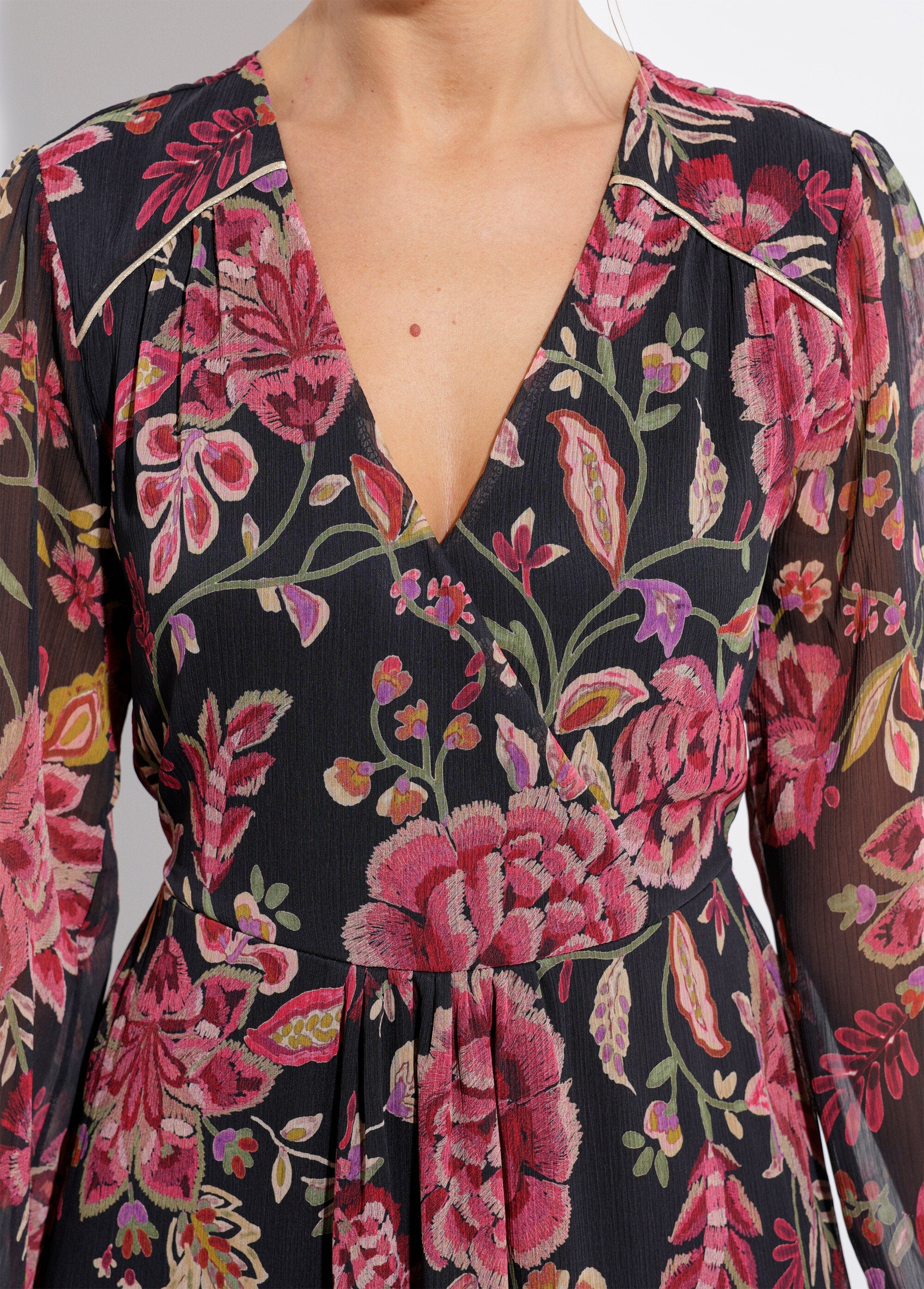 Robe_longue_cache-coeur_volantée_voile_fleuri_Noir_et_prune_DE1_slim