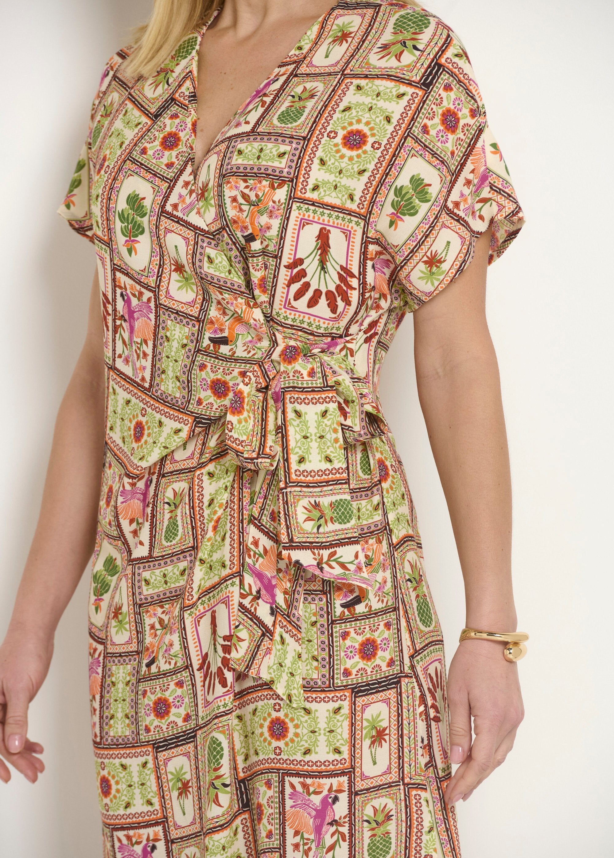 Vestido_largo_estampado_con_escote_cruzado_Estampados_verdes_DE1_slim