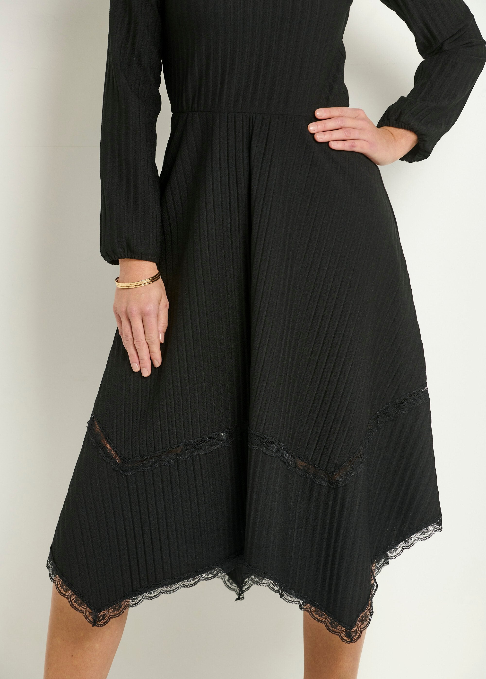 Maxi_vestido_plisado_con_escote_en_V_y_detalles_de_encaje_Negro_DE2_slim
