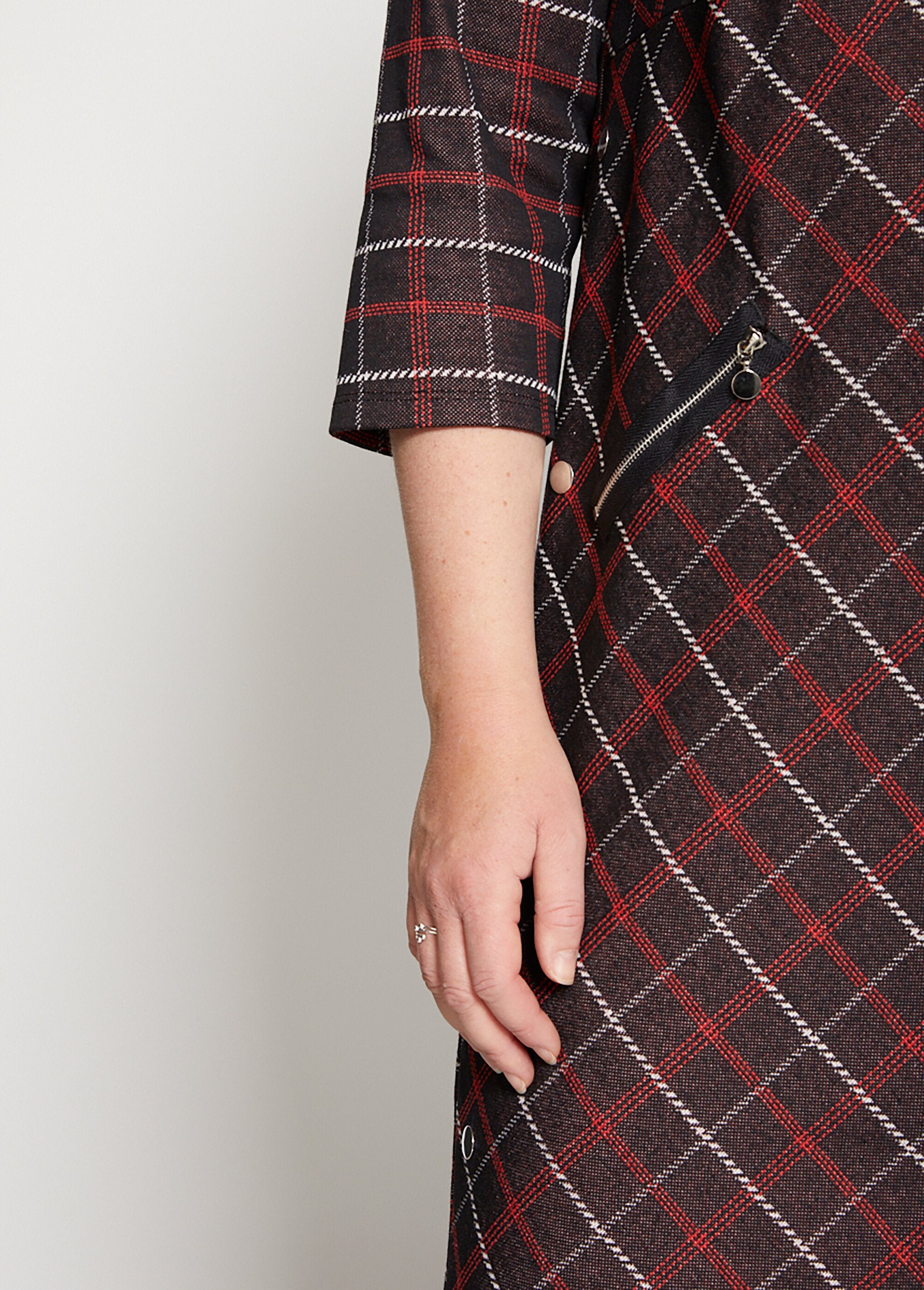 Vestido_de_punto_liso_o_jacquard_Negro_y_rojo_DE1_curvy