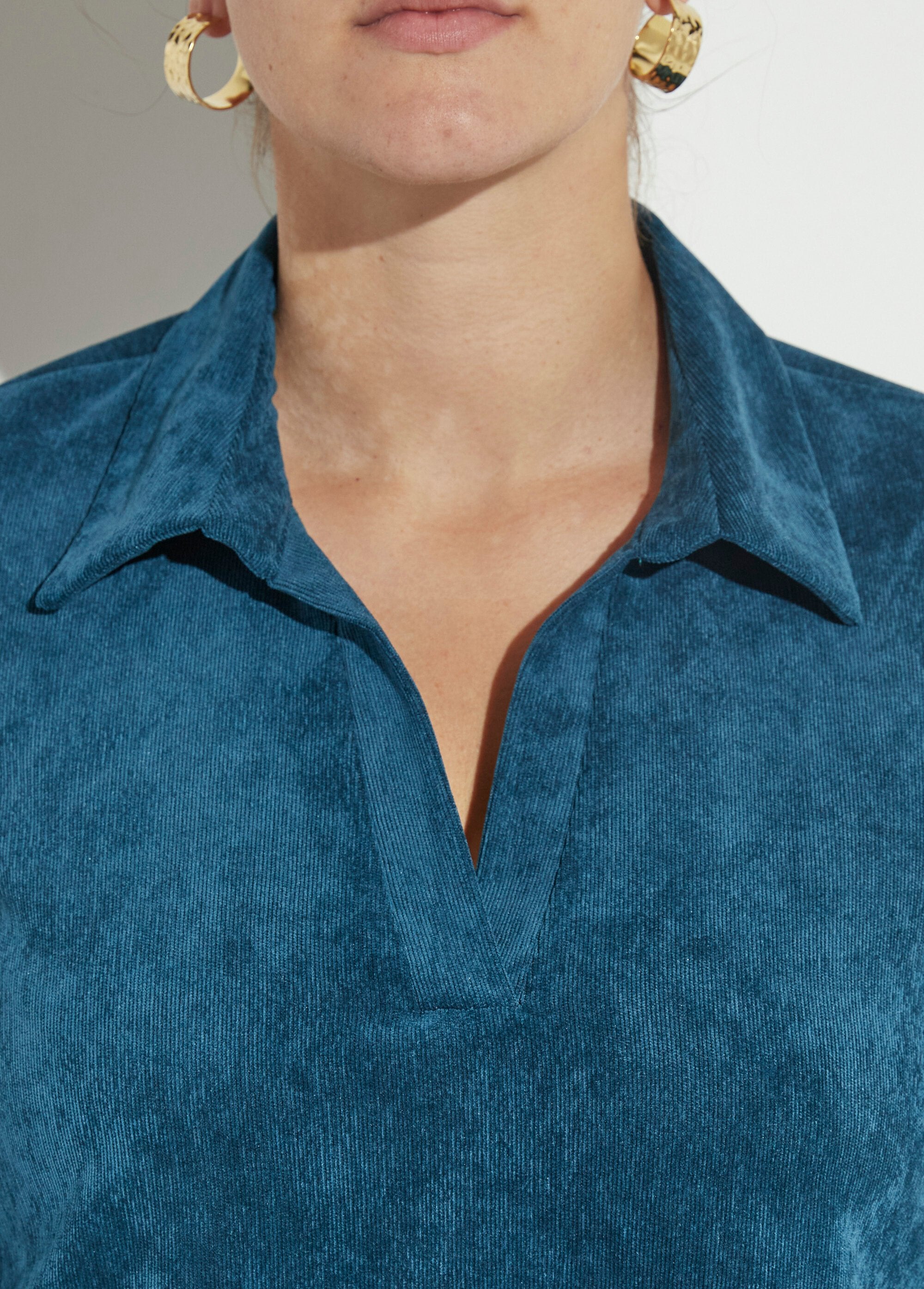 Vestido_trapecio_con_escote_en_pico_en_terciopelo_milleraies_Esmeralda_DE1_curvy