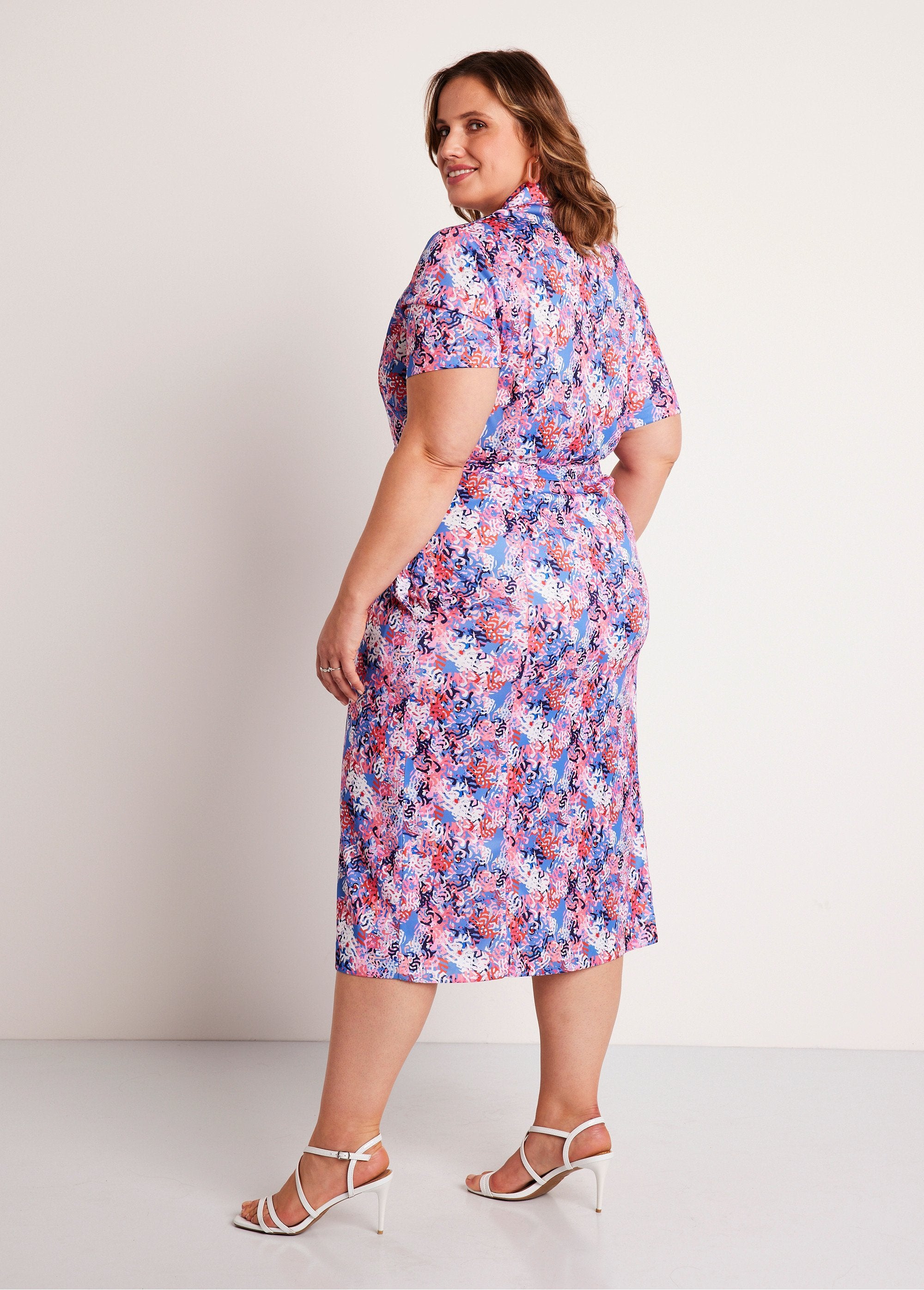 Vestido_recto_midi_estampado_con_cinturón_azul_y_rosa_DO1_curvy