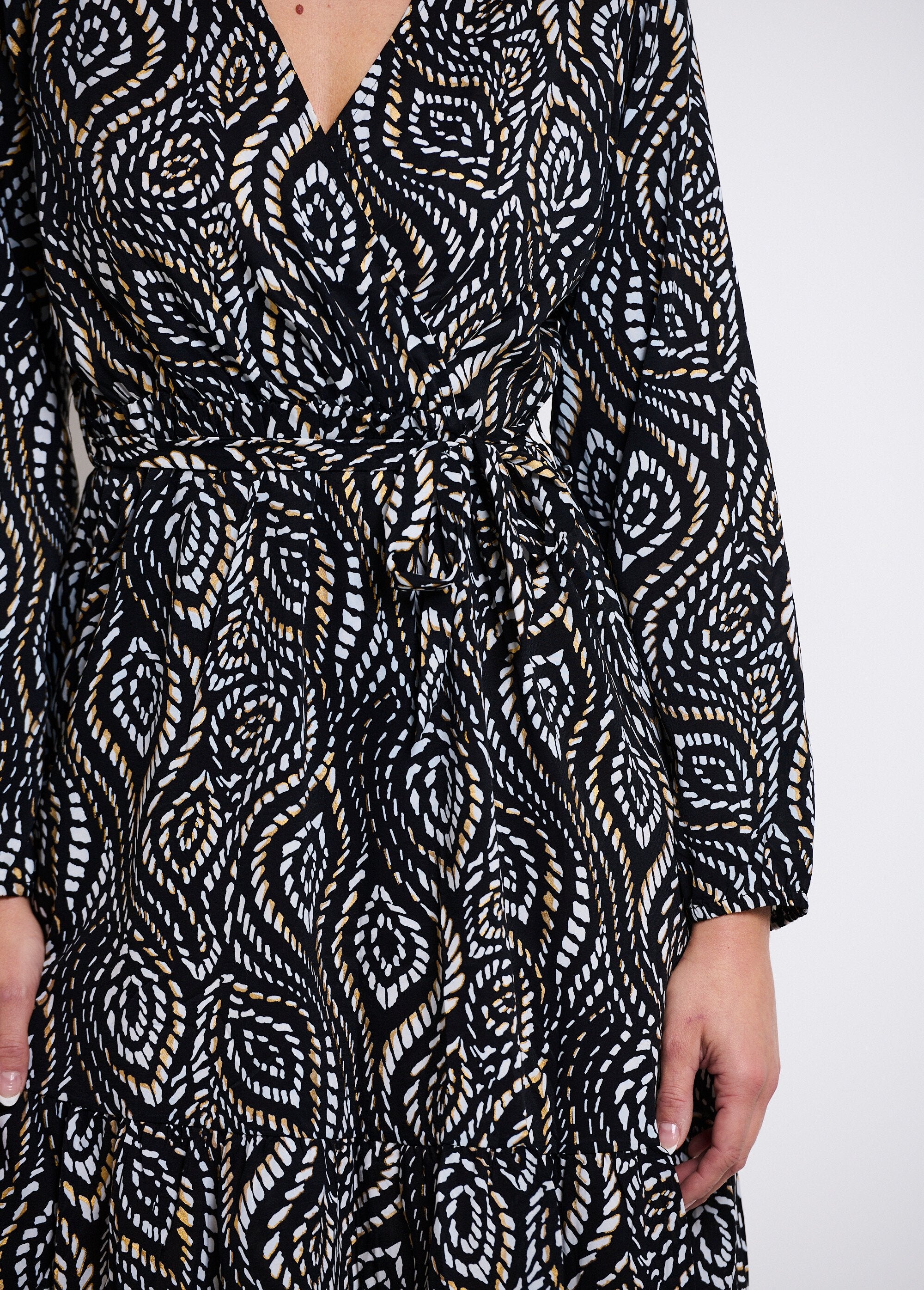 Vestido_corto_estampado_con_cinturón_En_blanco_y_negro__DE1_slim