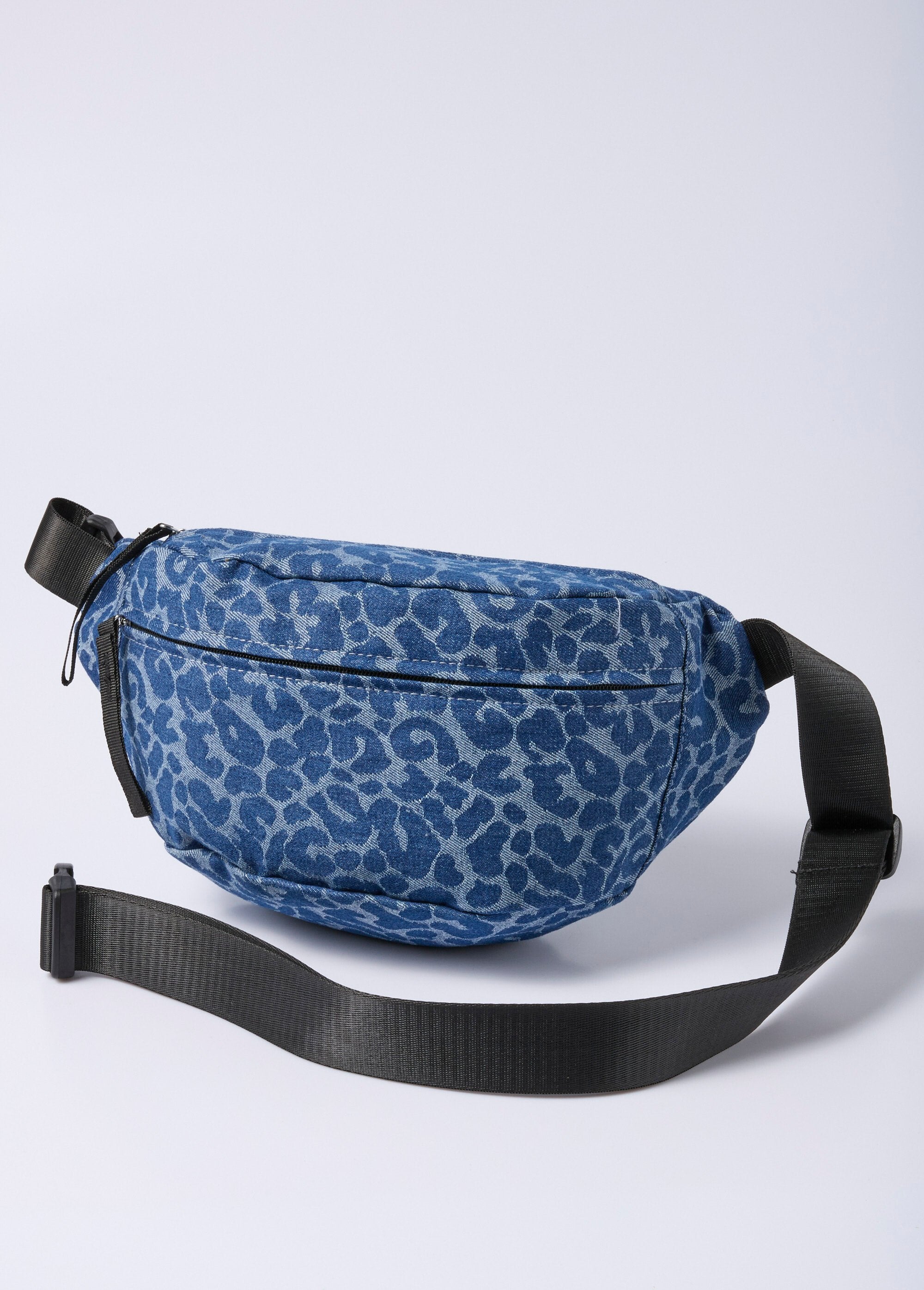 Riñonera_de_lona_vaquera_con_estampado_de_leopardo_Vaqueros_azules_FA2_slim