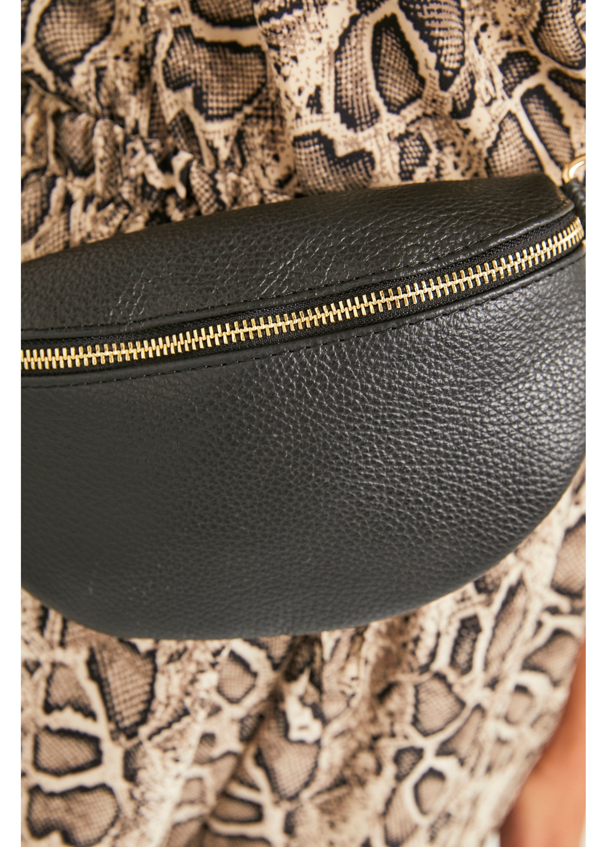 Riñonera_de_piel_granulada_para_mujer_Negro_DE1_slim