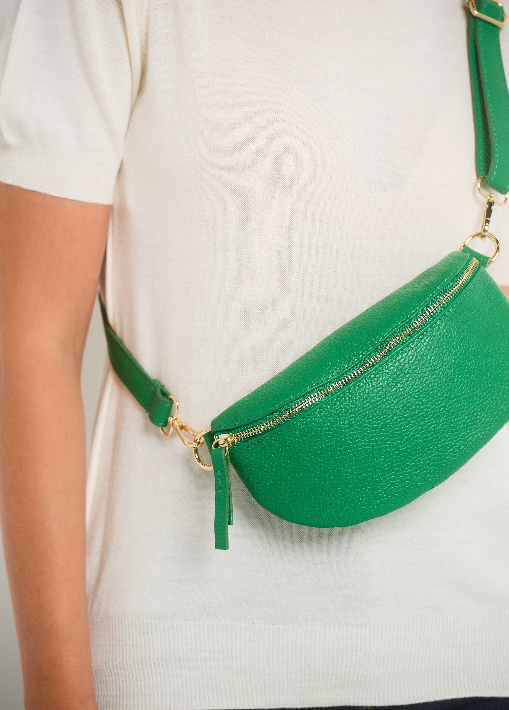 Riñonera_de_piel_granulada_para_mujer_verde_hierba_DE2_slim