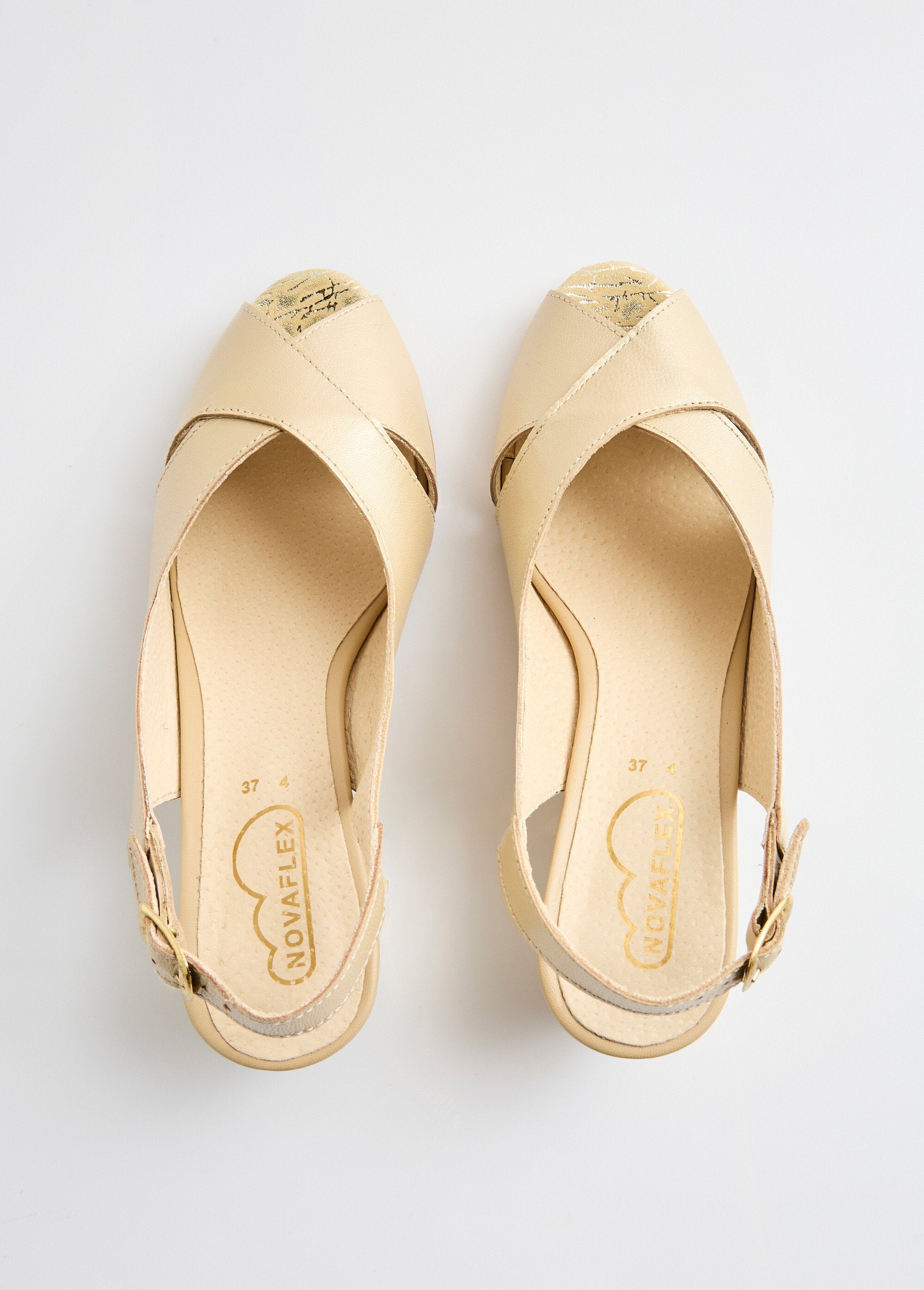 Sandalias_cómodas_de_piel_con_punta_abierta_beige_dorado_OV1_slim