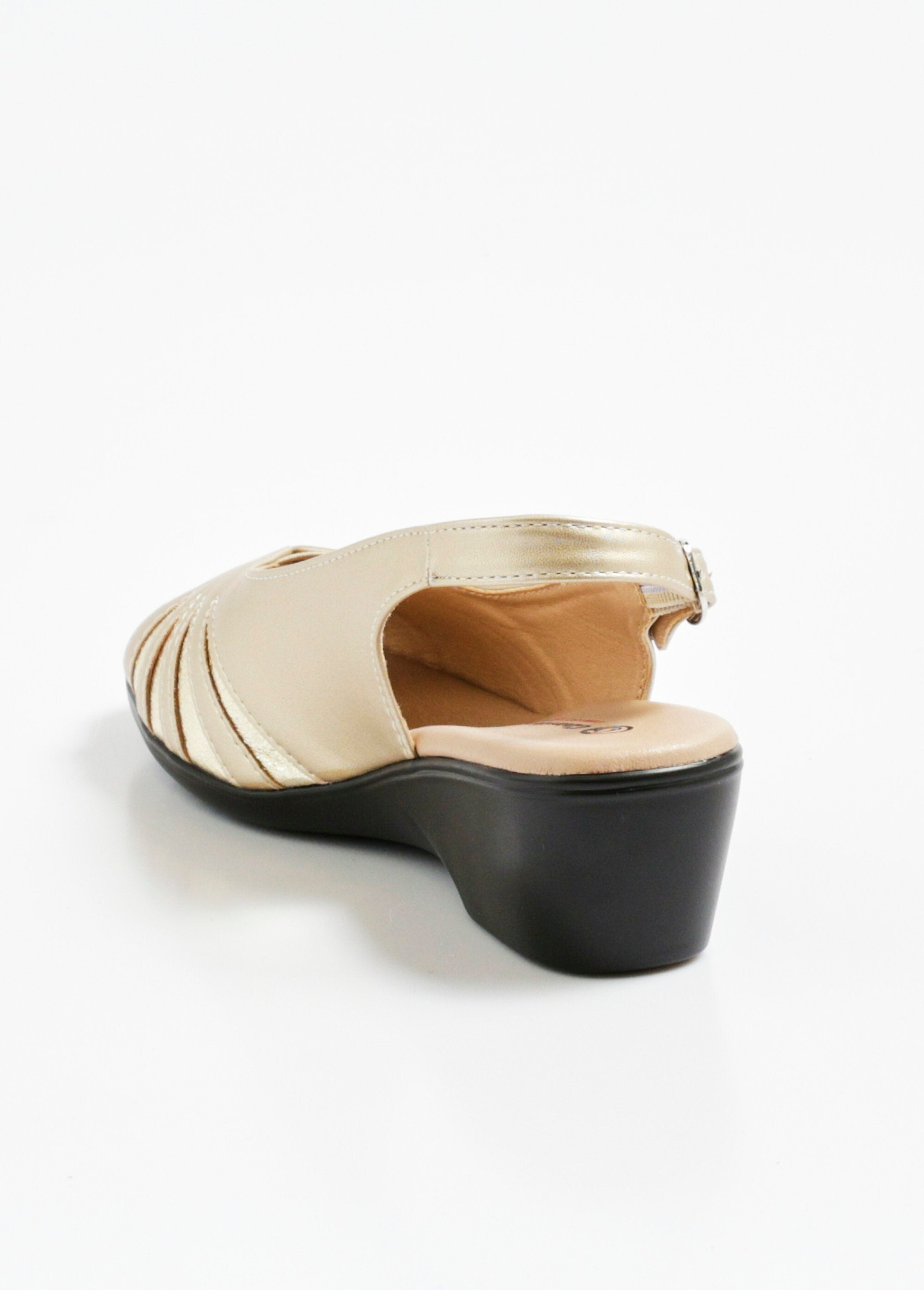 Sandalias_con_punta_abierta_y_detalles_metálicos_Dorado_DO1_slim