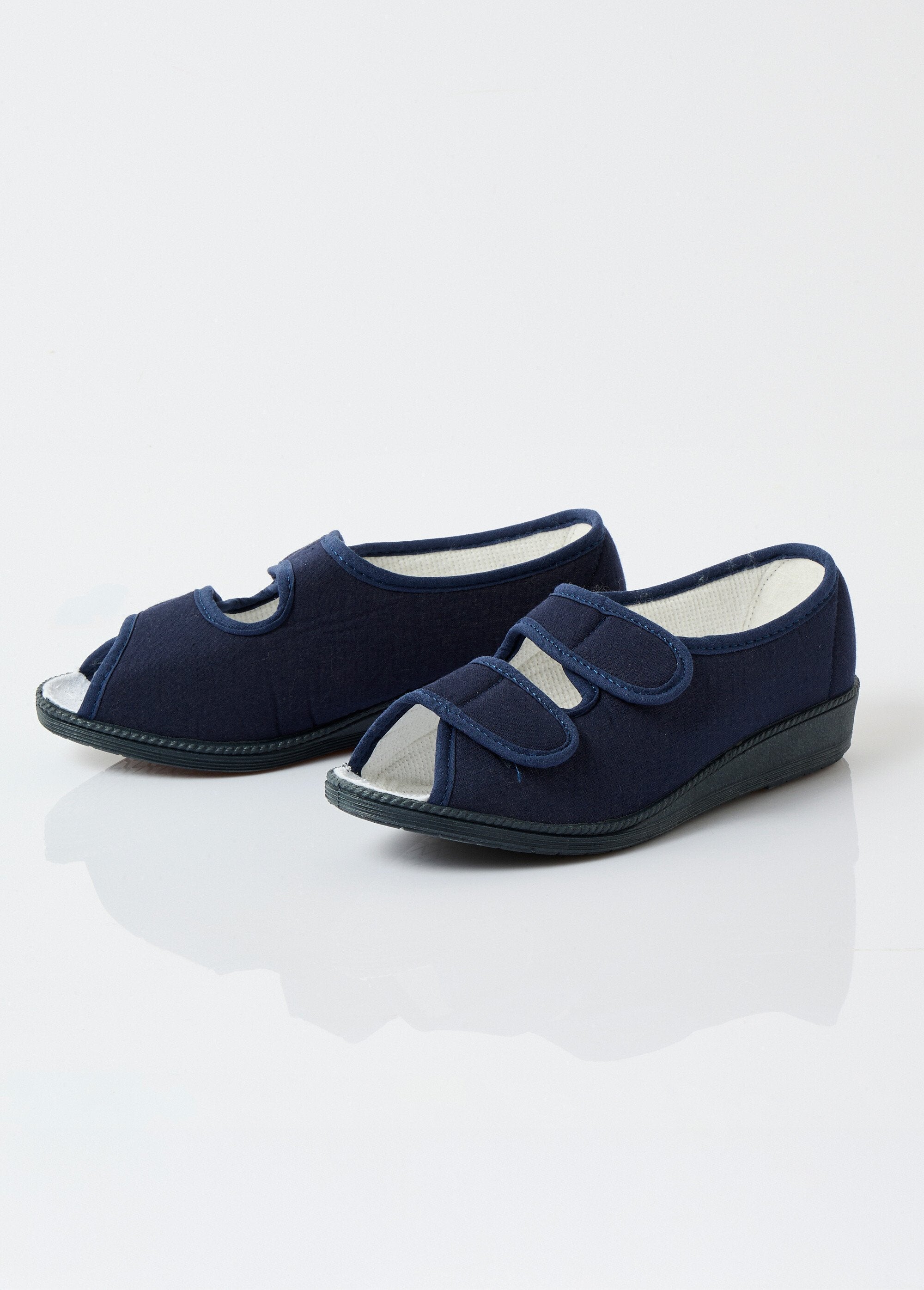Sandalias_anchas_y_cómodas_con_puntera_abierta_Marina_DE1_slim