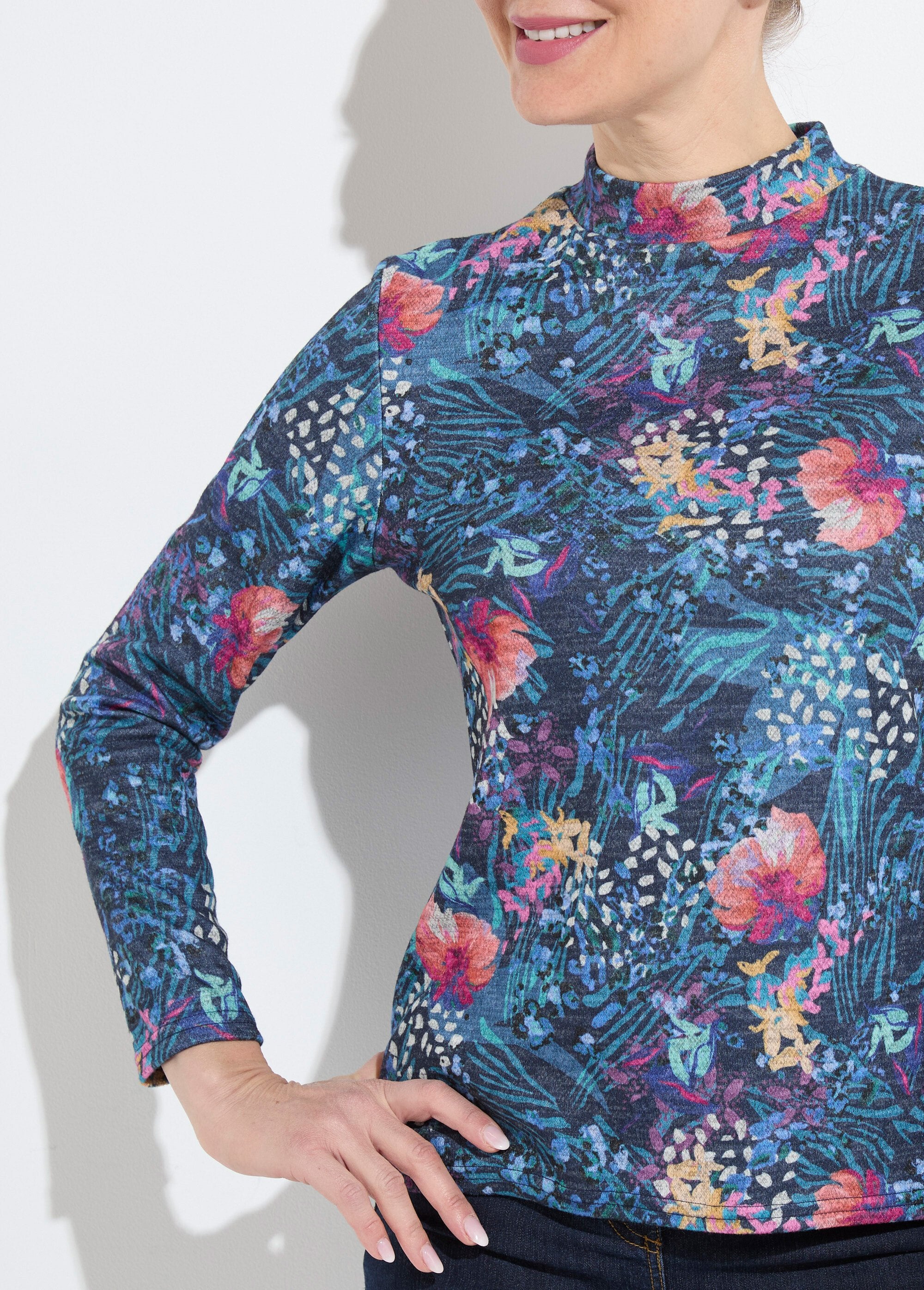 Camiseta_interior_corta_y_cálida_con_cuello_alto._Grosella_negra_y_azul_DE1_slim