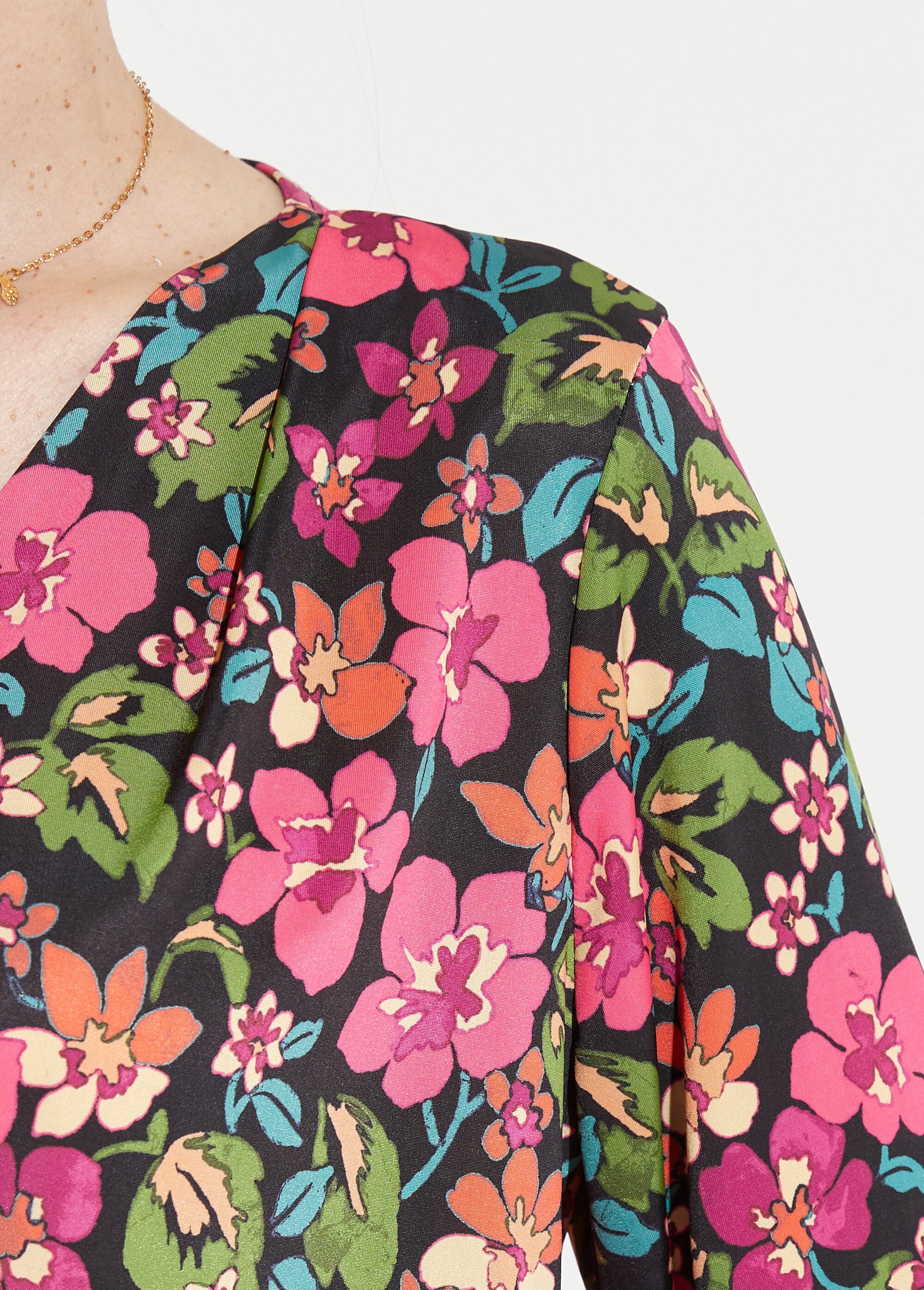 Camiseta_tipo_blusa_cruzada_con_estampado_floral_Negro_y_fucsia_DE2_slim