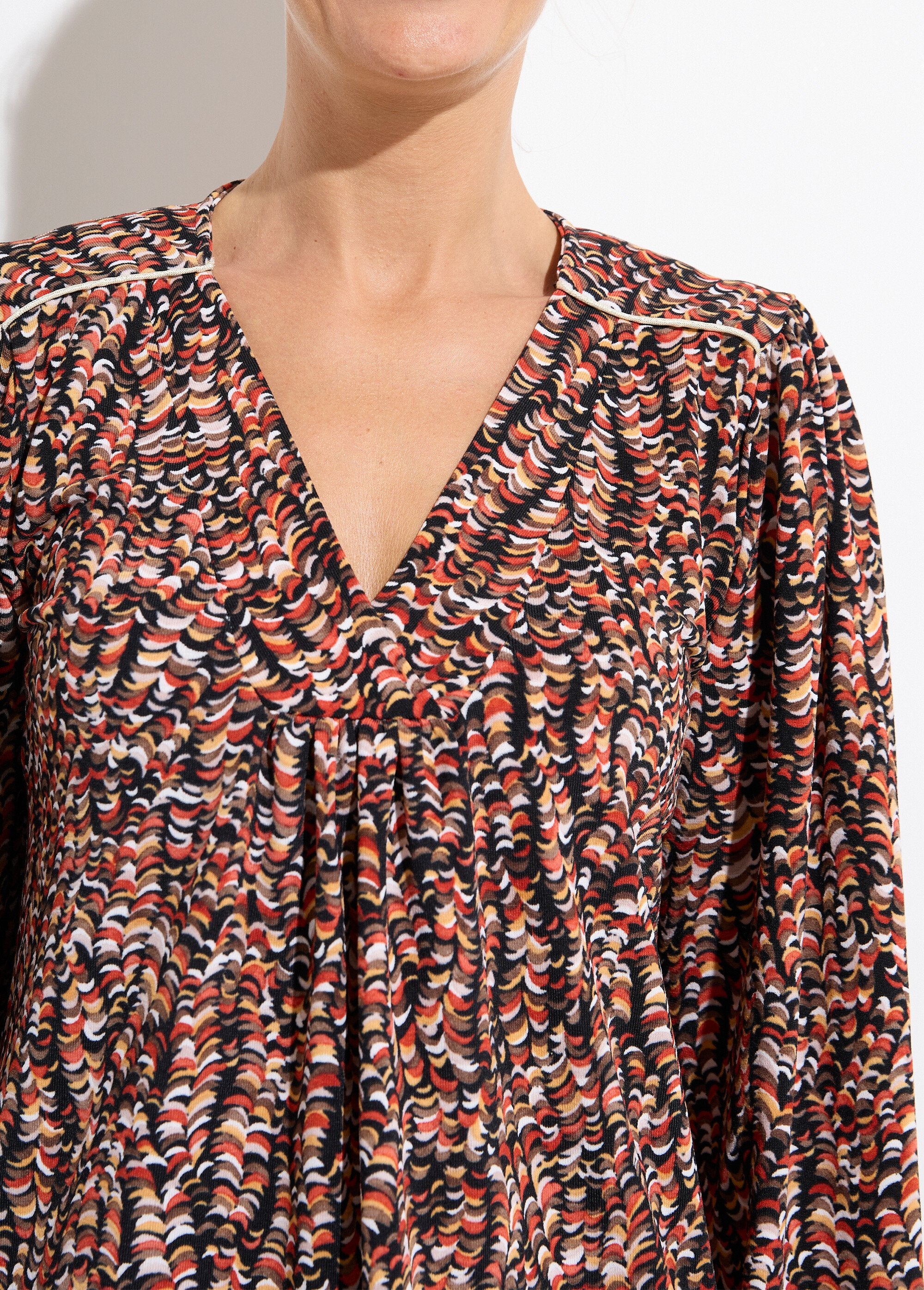 Camiseta_blusa_holgada_con_estampado_gráfico_Negro_y_miel_DE1_slim