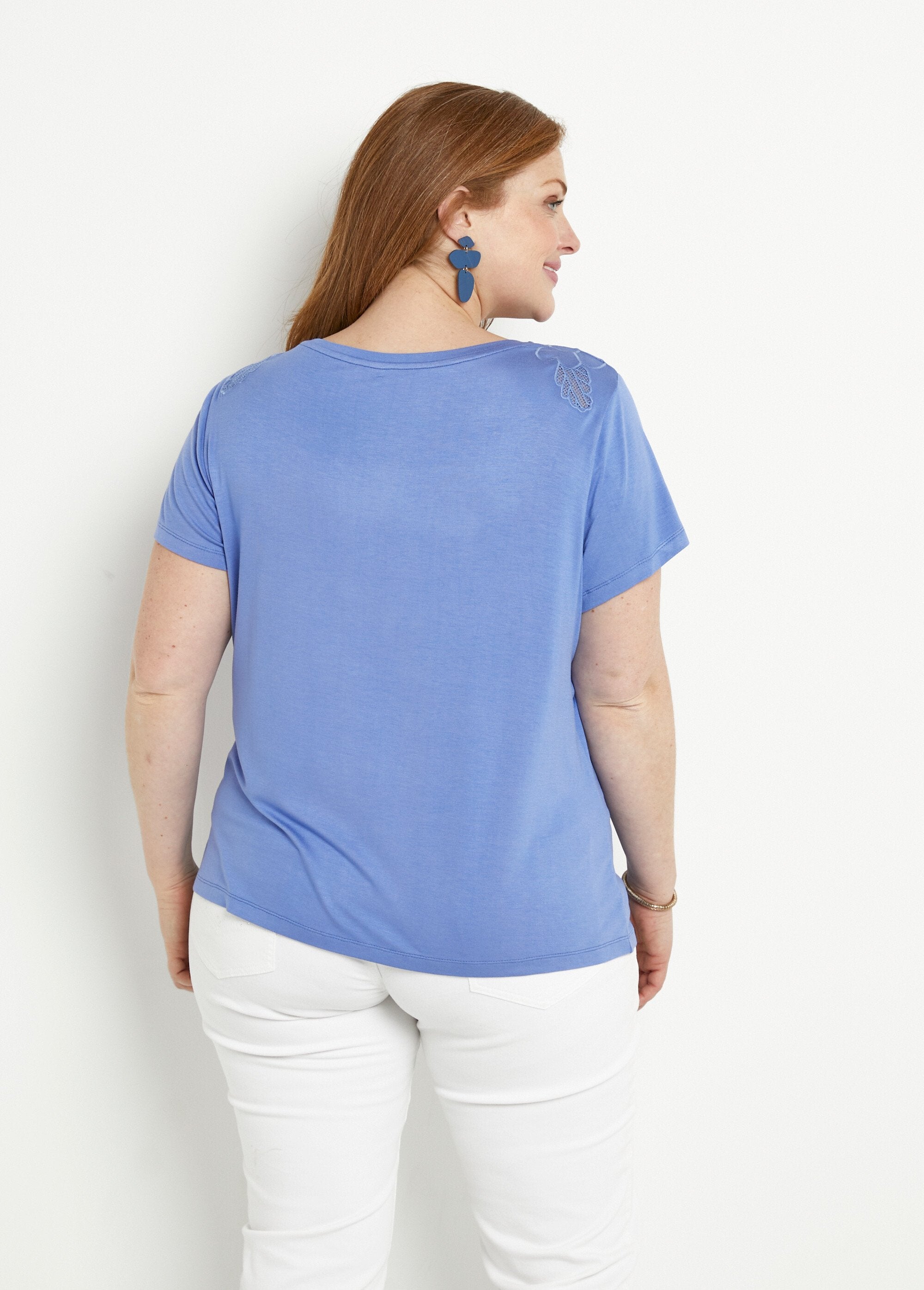 Camiseta_de_algodón_calado_y_bordado_con_cuello_redondo_Lavanda_DO1_curvy