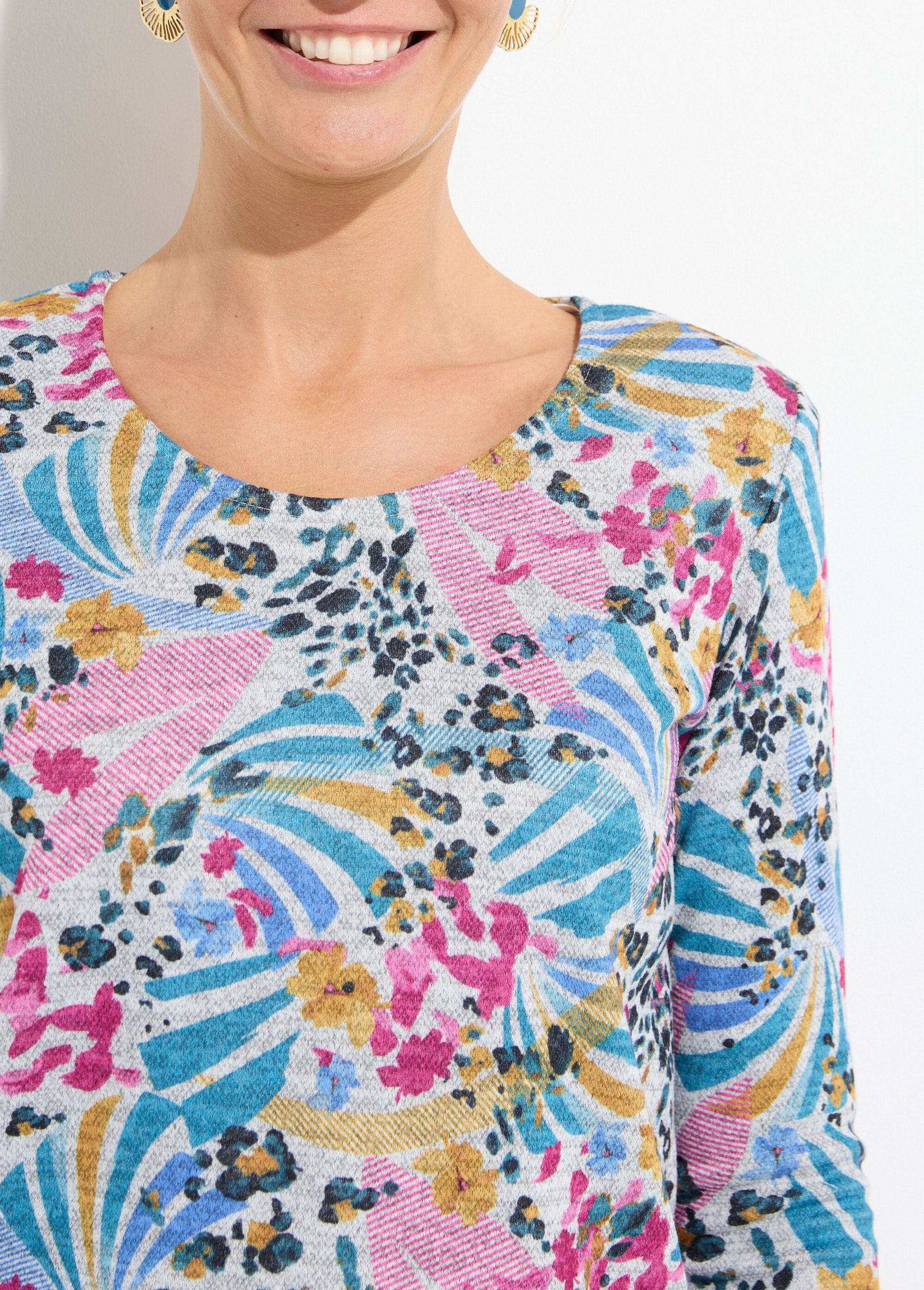 Camiseta_de_manga_larga_con_cuello_redondo_y_estampado_cálido_gris_y_rosa_DE1_slim