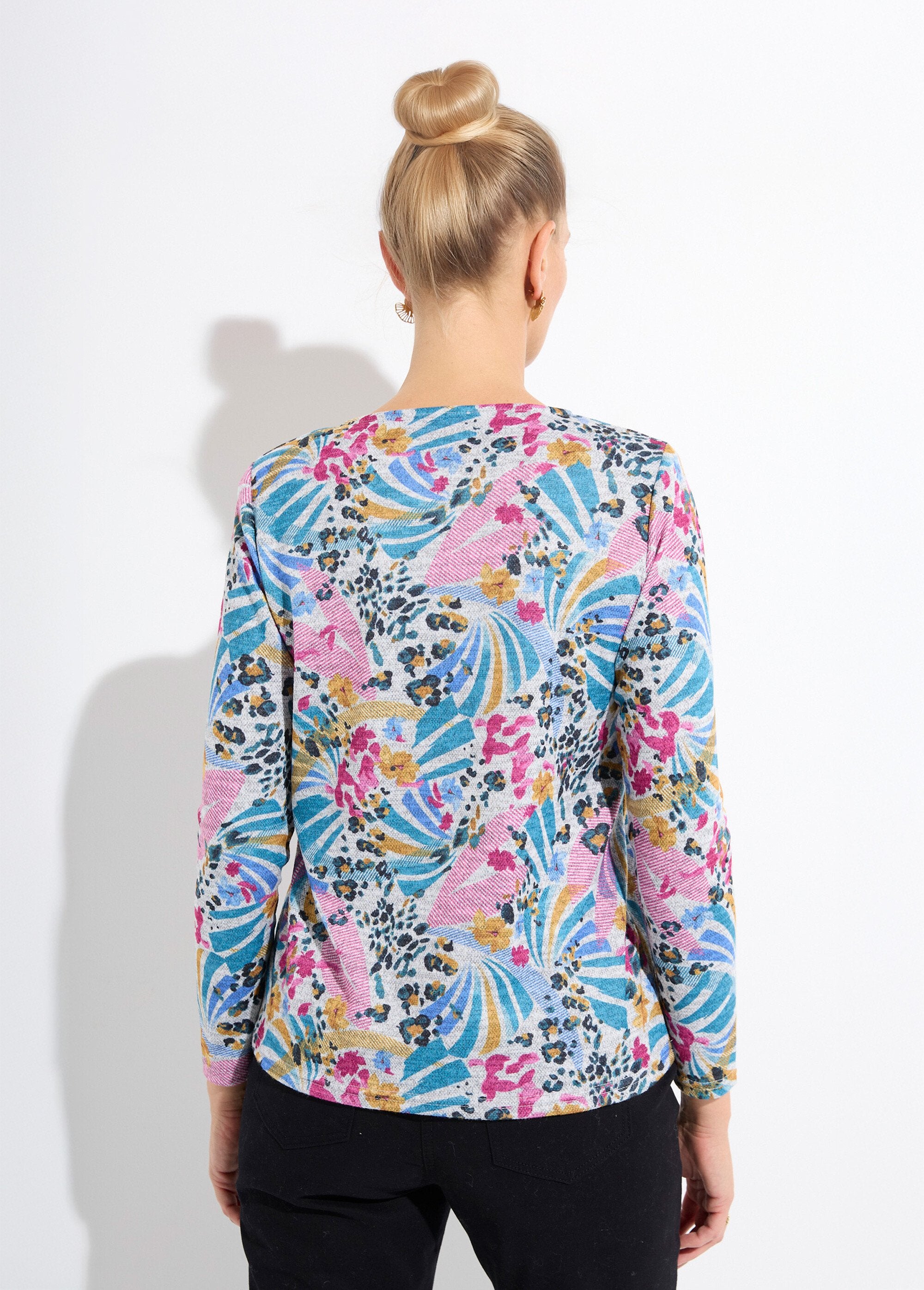 Camiseta_de_manga_larga_con_cuello_redondo_y_estampado_cálido_gris_y_rosa_DO1_slim