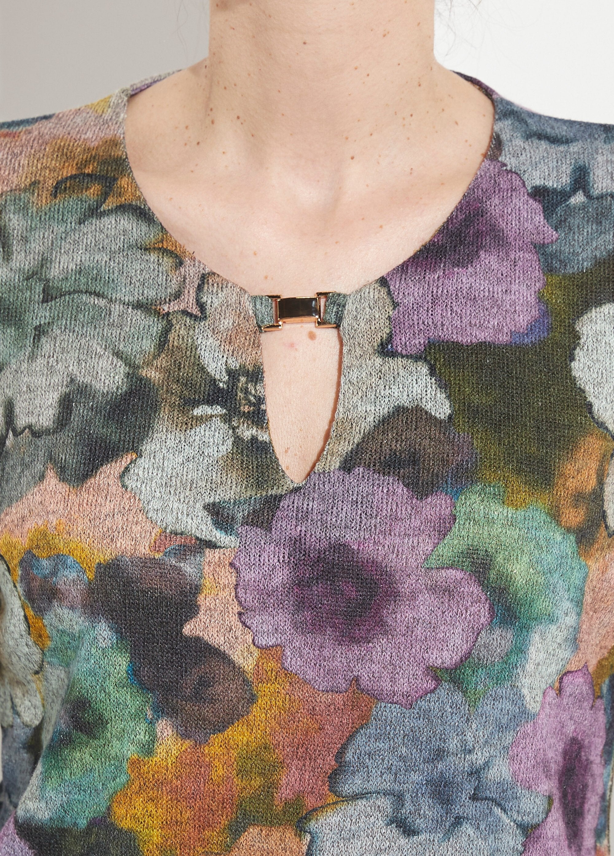 Camiseta_cálida_estampada_con_cuello_redondo_y_joyas._Gris_y_Parma_DE1_slim