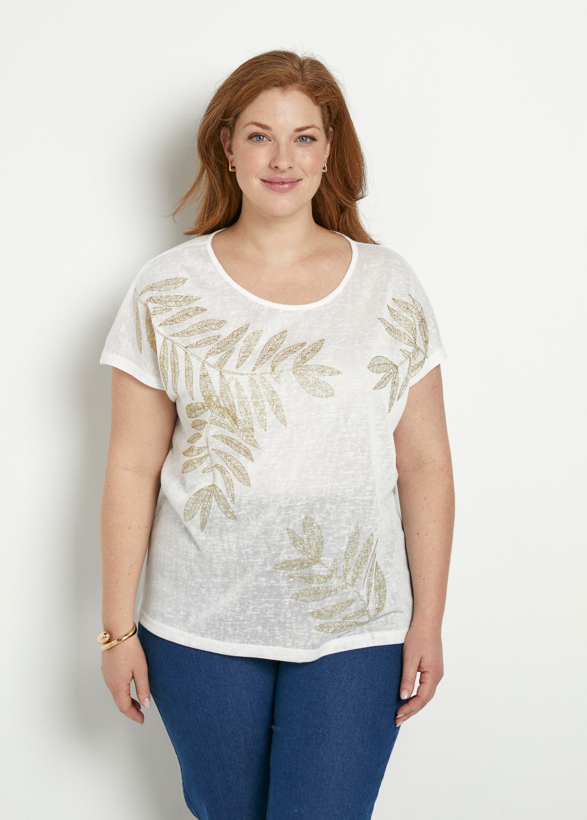 Camiseta_de_cuello_redondo_con_punto_flameado_y_estampado_dorado_Blanco,_Blanca_FA1_curvy