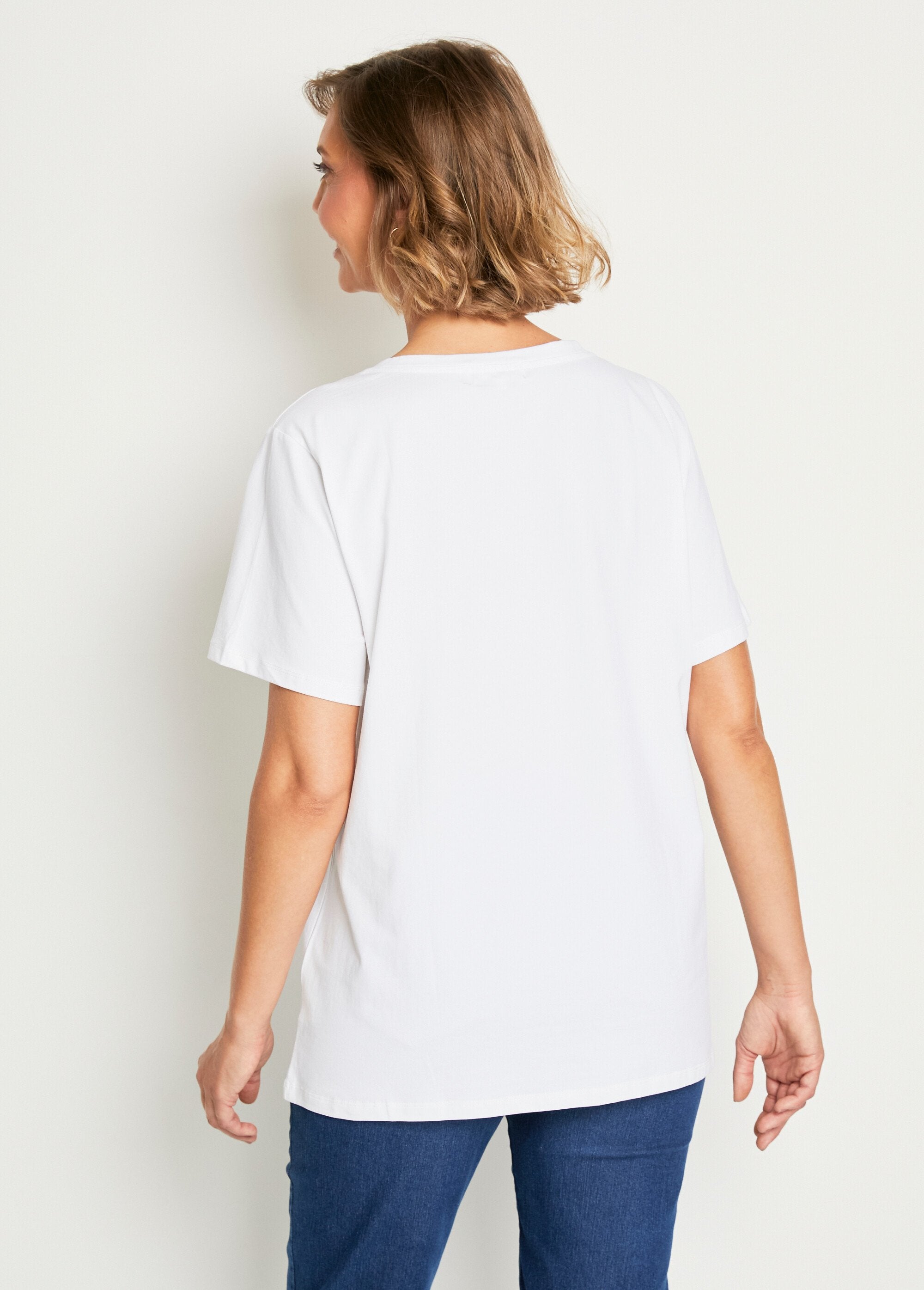 Camiseta_con_cuello_de_pico_y_mensaje_bordado_Blanco,_Blanca_DO1_slim