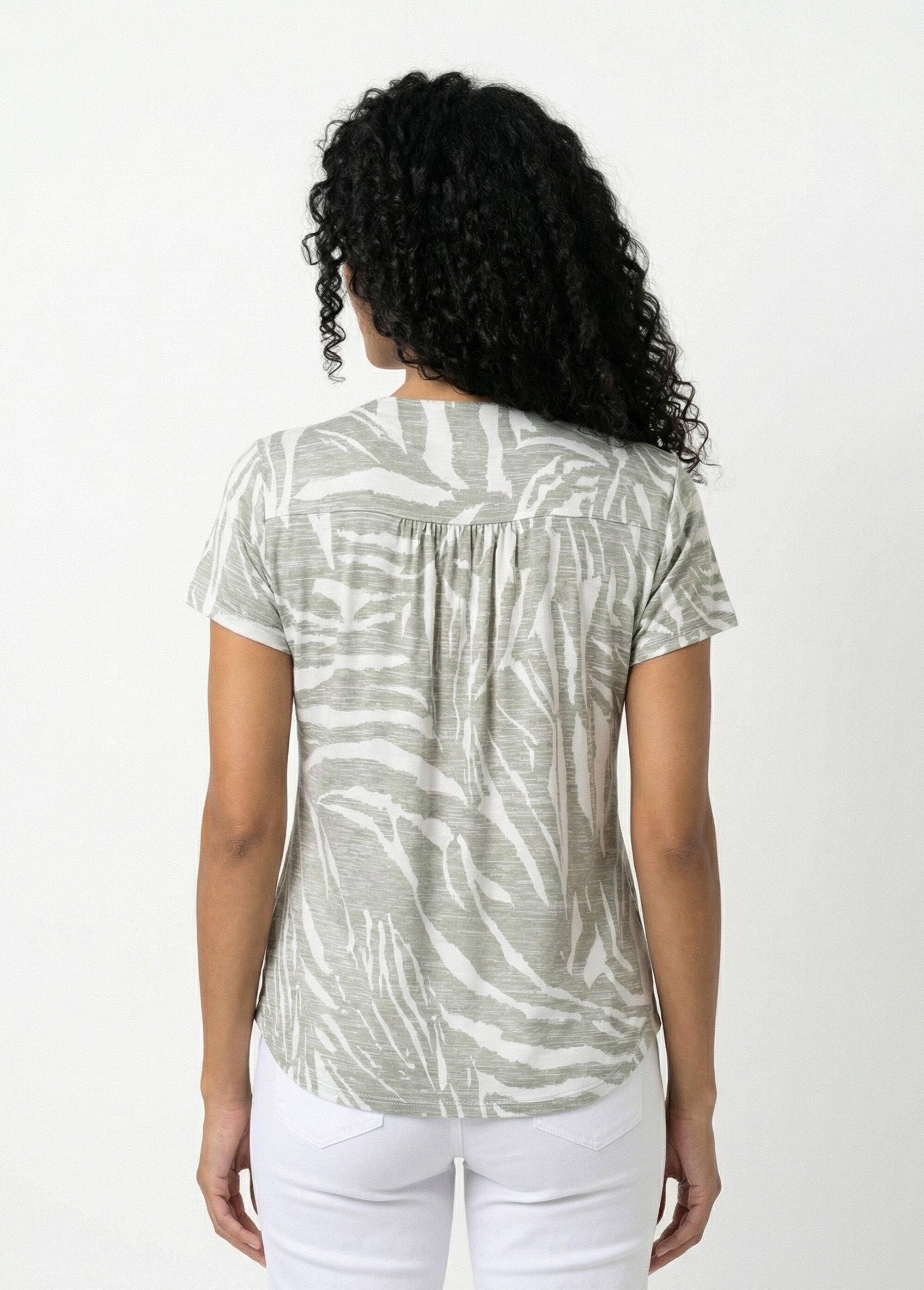 Camiseta_de_manga_corta_con_cuello_en_V_estampada._Verde_y_crudo_DO1_slim