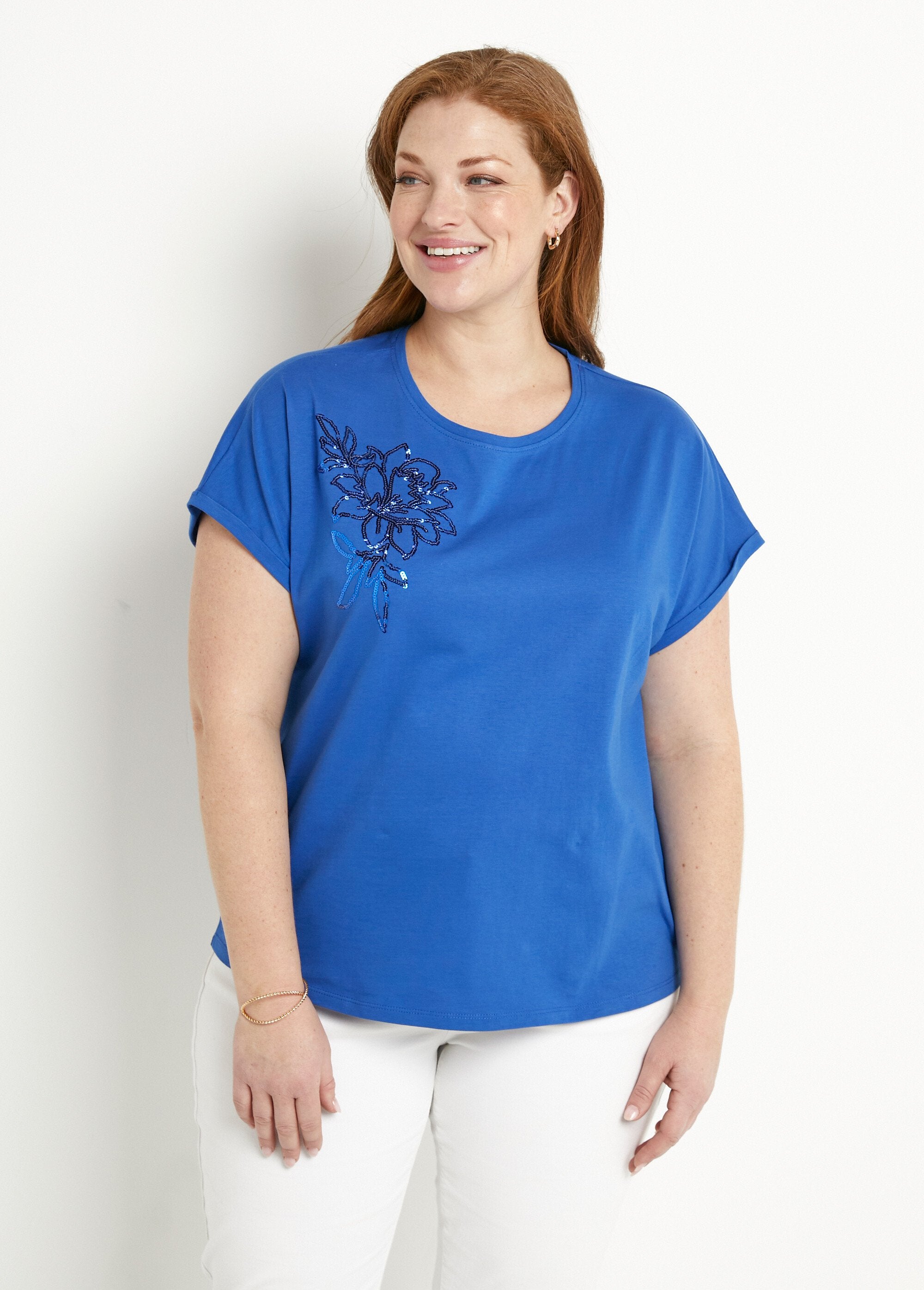 Camiseta_de_algodón_lisa_con_mangas_cortas_y_lentejuelas._azul_duro_FA1_curvy