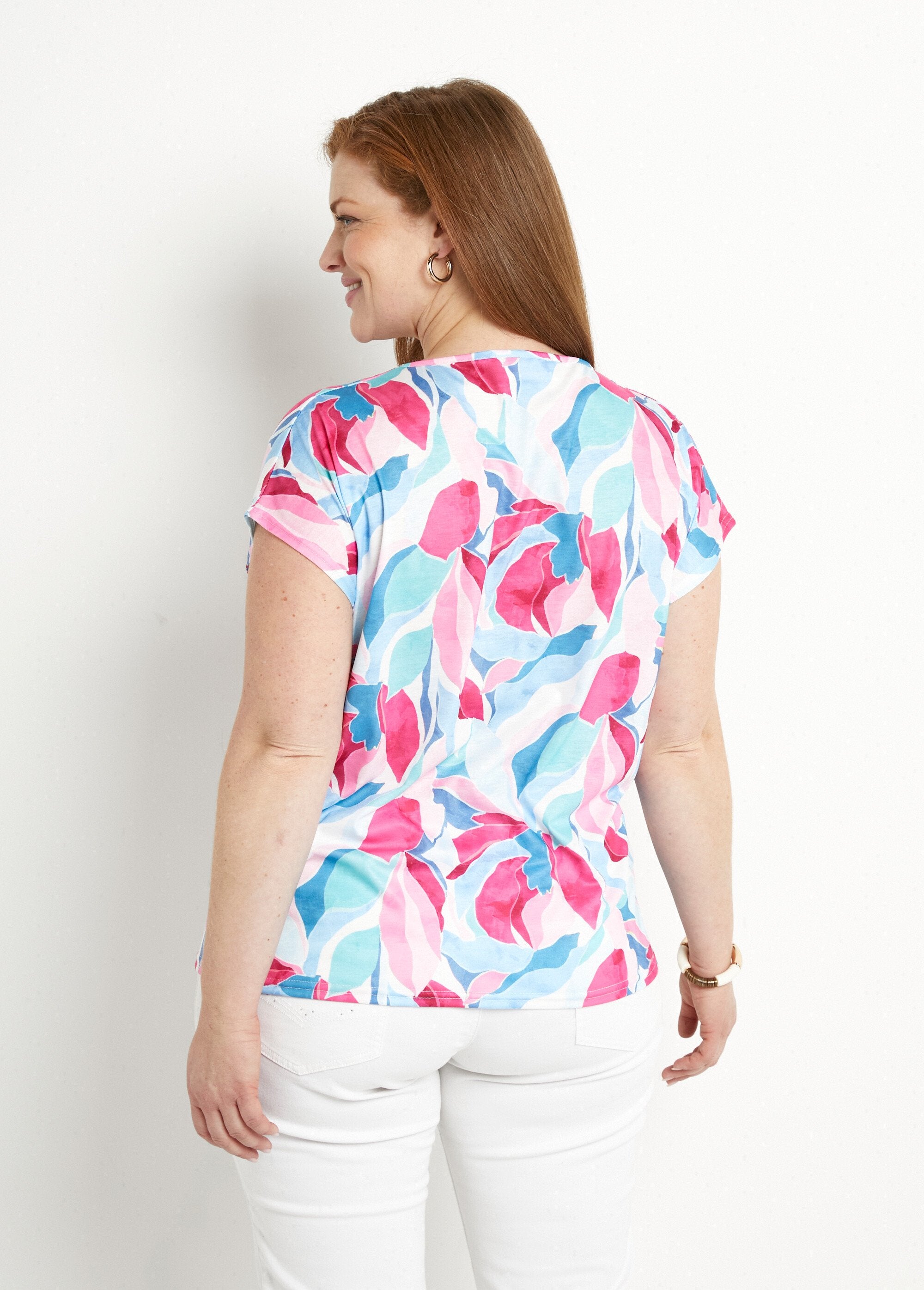 Camiseta_corta_con_cuello_en_V_y_estampado_brillante_azul_y_rosa_DO1_curvy