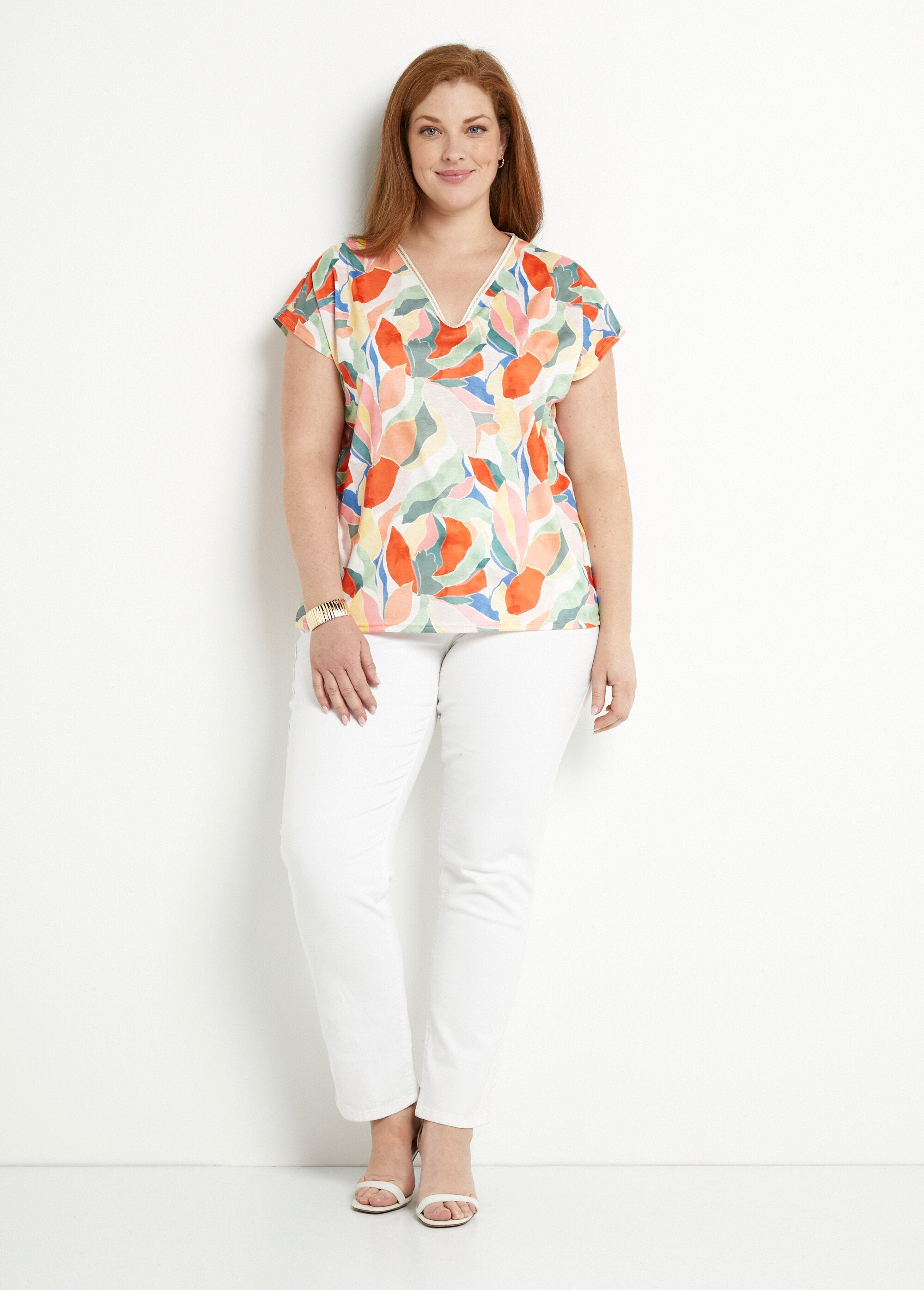 Camiseta_corta_con_cuello_en_V_y_estampado_brillante_Amarillo_y_verde_SF1_curvy