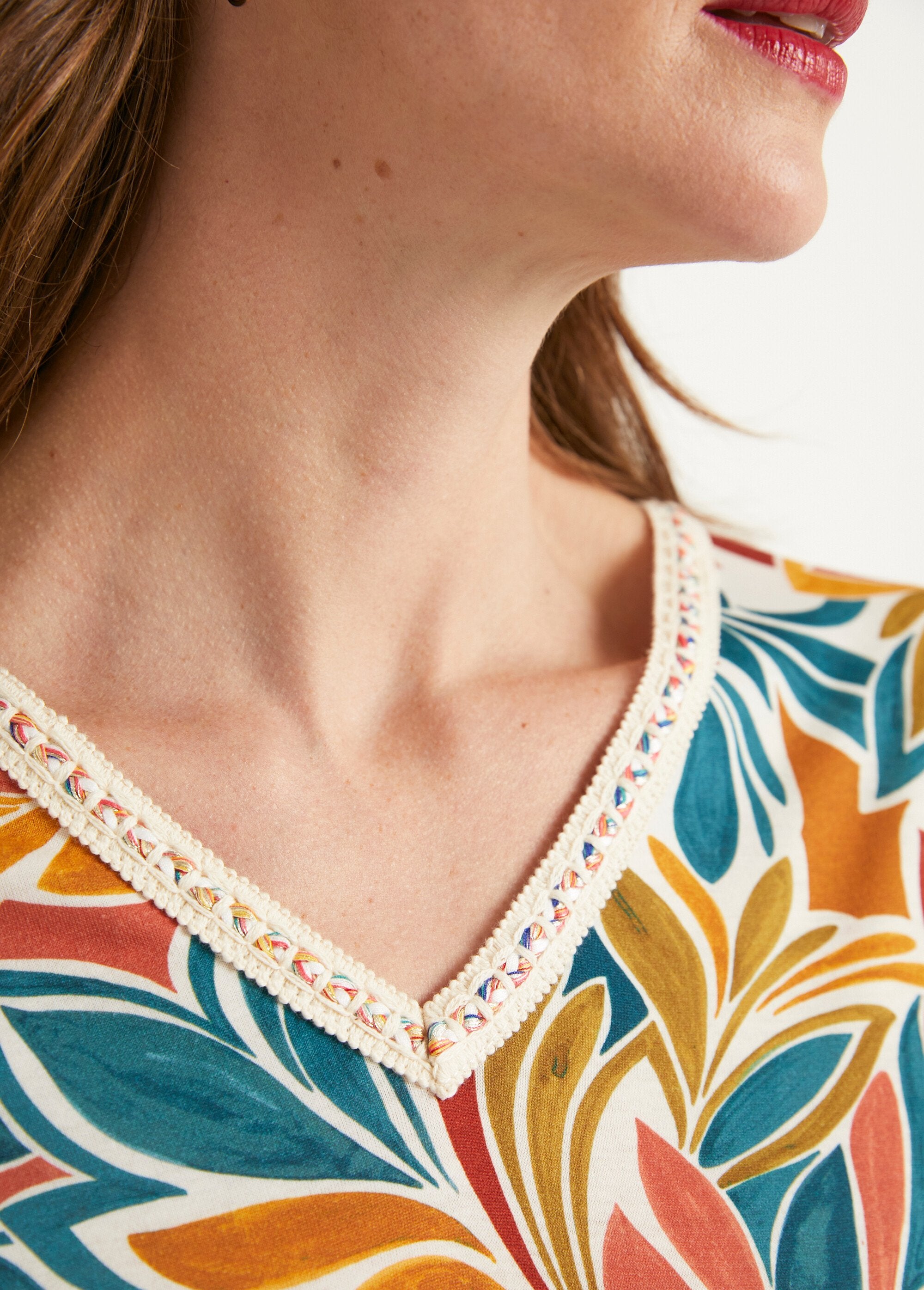 Camiseta_de_manga_corta_con_cuello_en_V_elástico_estampado_Miel_y_agua_DE2_slim