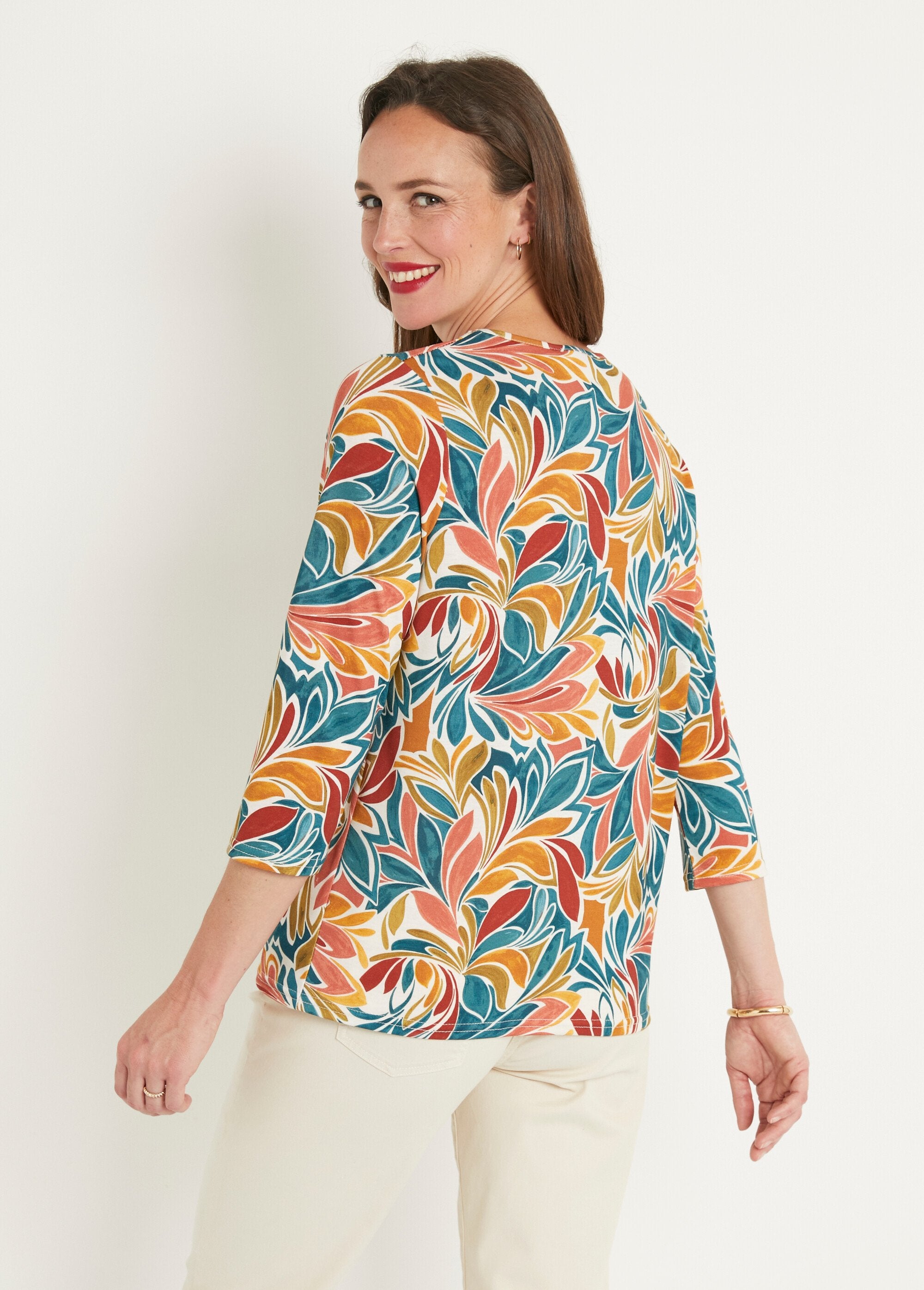 Camiseta_de_manga_corta_con_cuello_en_V_elástico_estampado_Miel_y_agua_DO1_slim