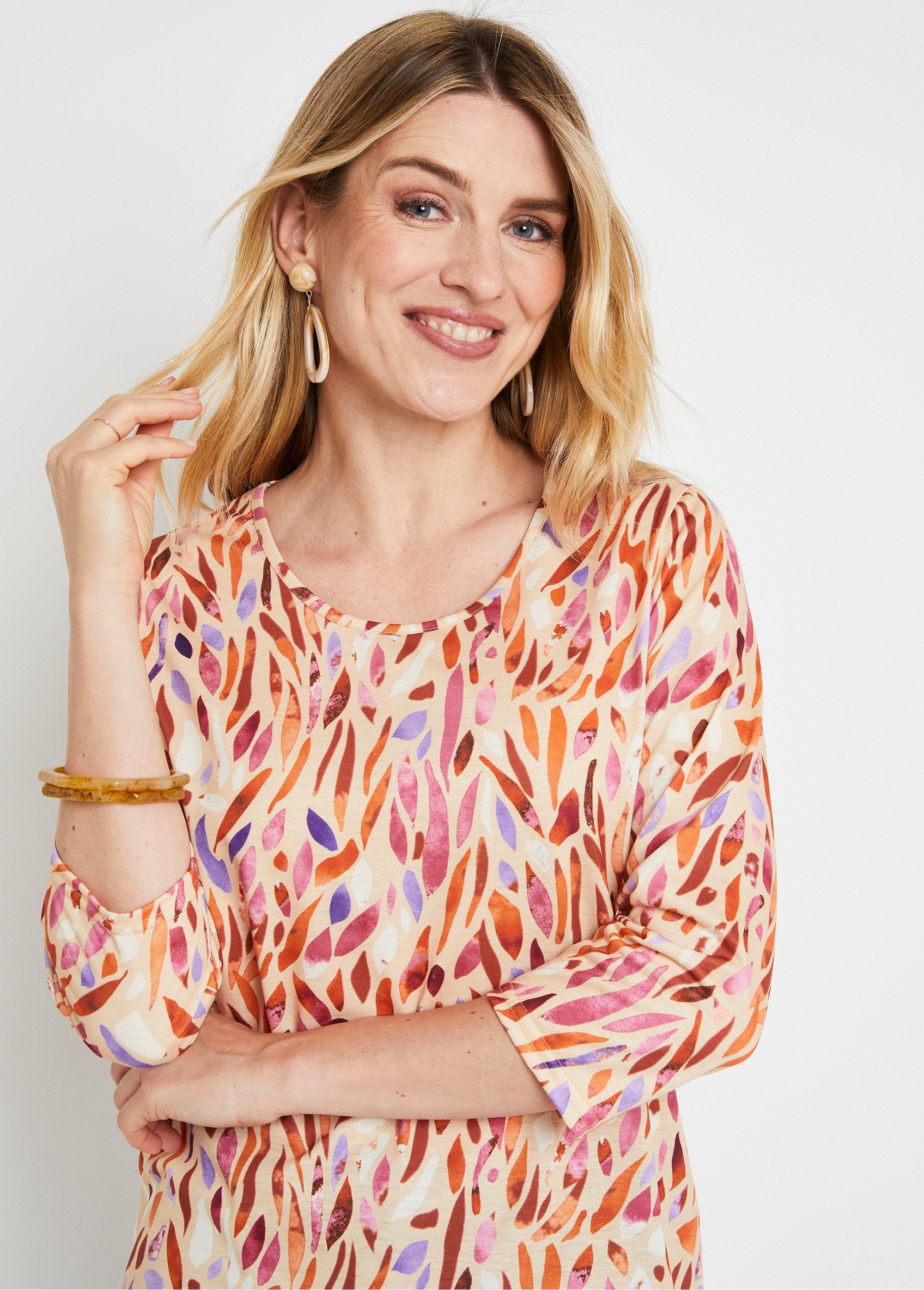 Camiseta_corta,_estampado_fantasía,_cuello_redondo_Beige_y_naranja_DE1_slim