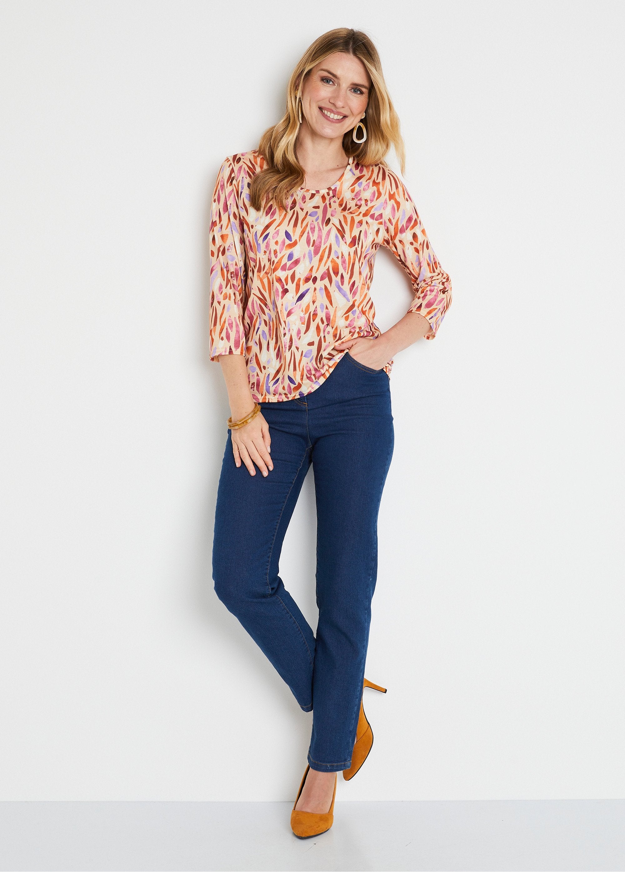 Camiseta_corta,_estampado_fantasía,_cuello_redondo_Beige_y_naranja_SF1_slim