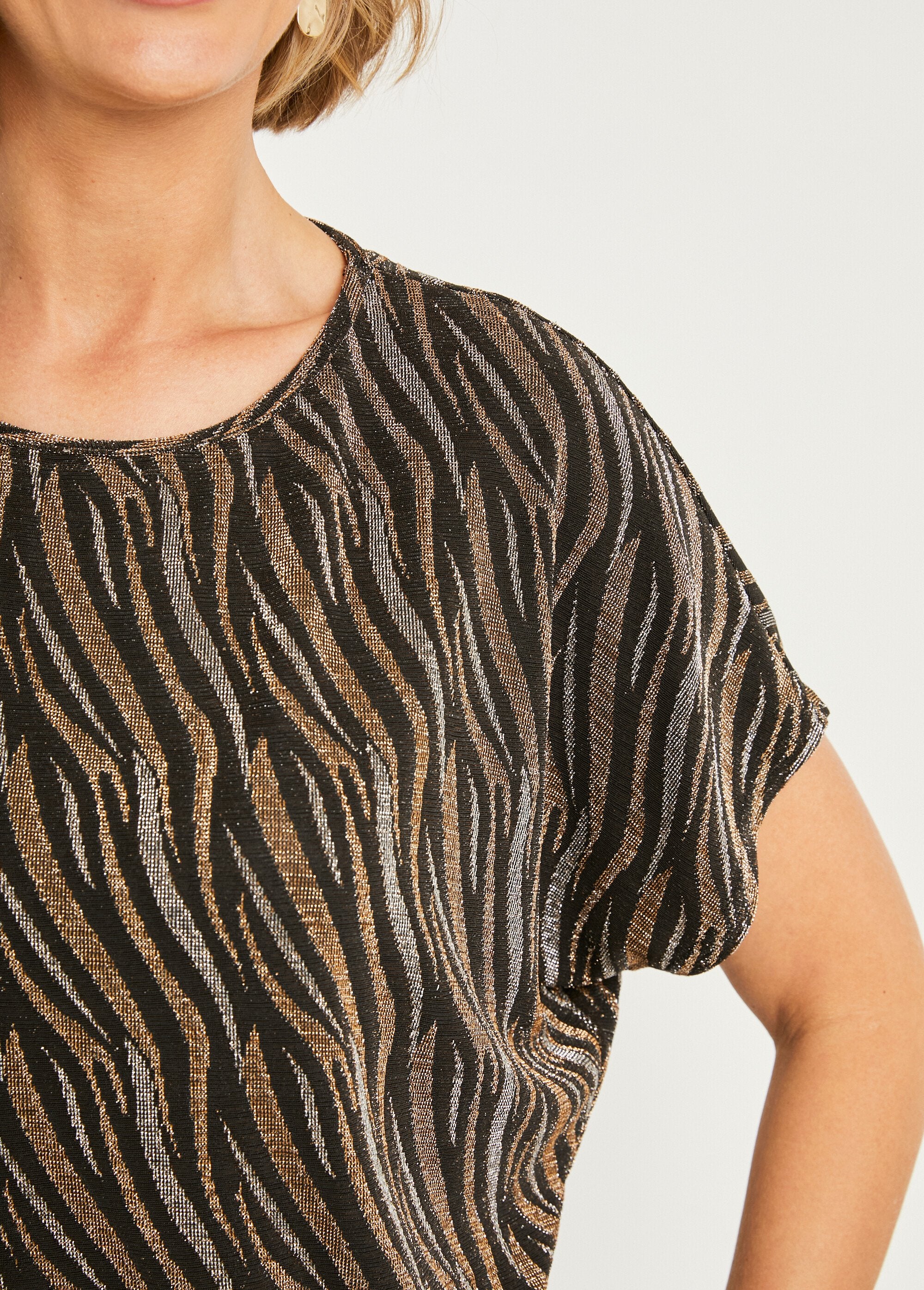 Camiseta_corta_de_punto_de_encaje_jacquard_brillante_Negro_y_cobre_DE2_slim