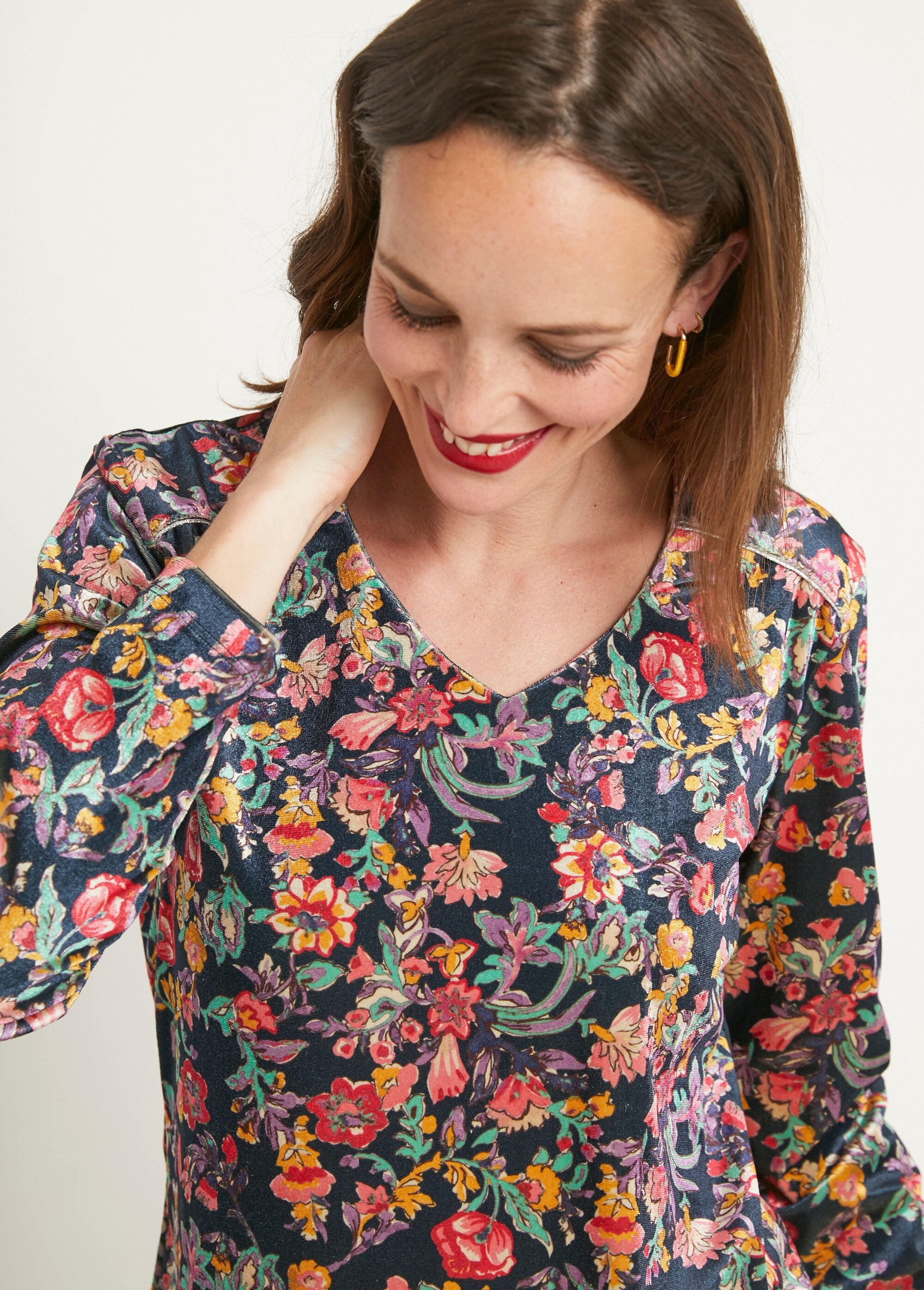 Camiseta_corta_de_terciopelo_floral_con_cuello_en_V_Azul_marino_y_rosa_DE1_slim