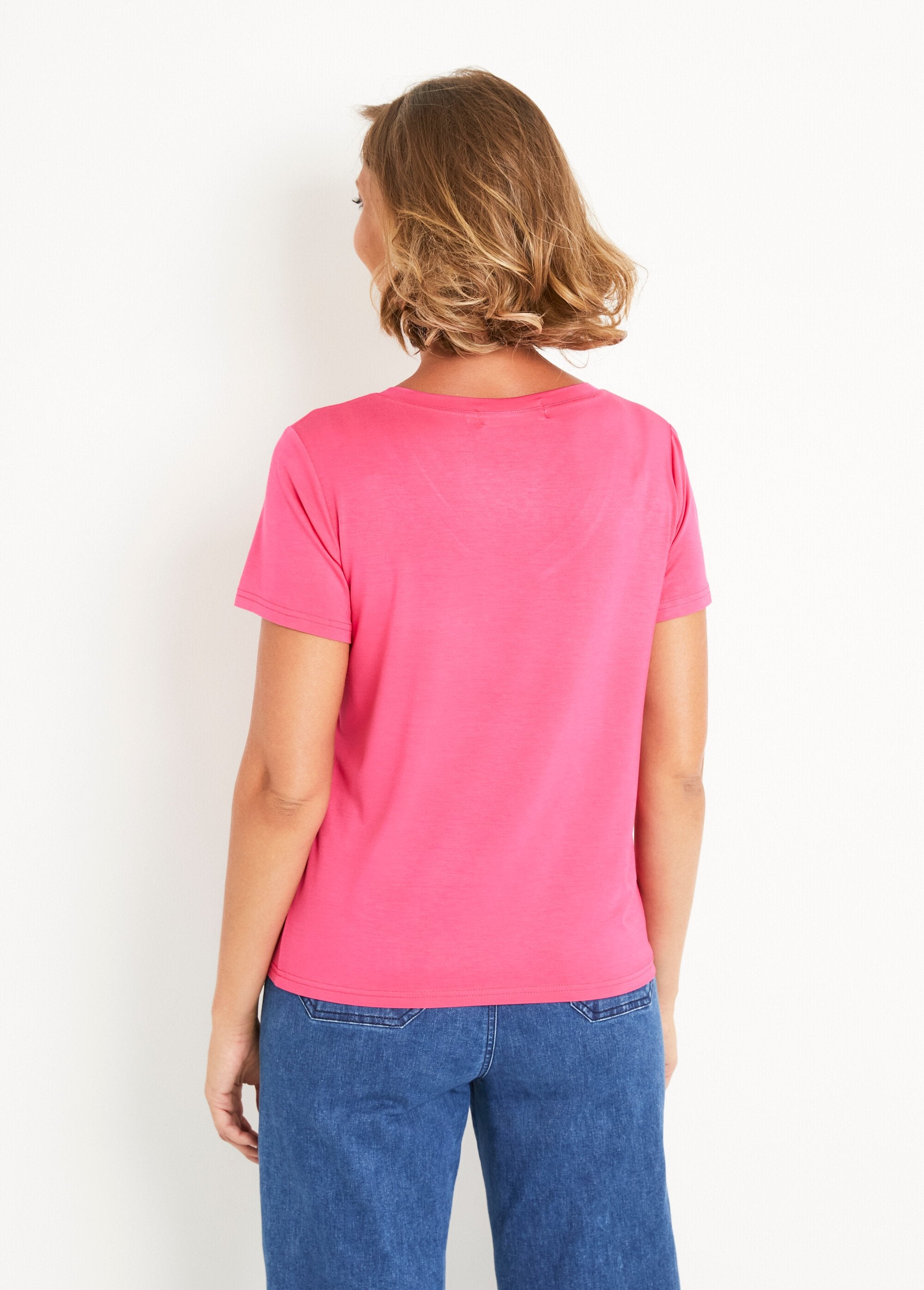 Camiseta_fluida_de_manga_corta_y_cuello_en_V_Fucsia_DO1_slim