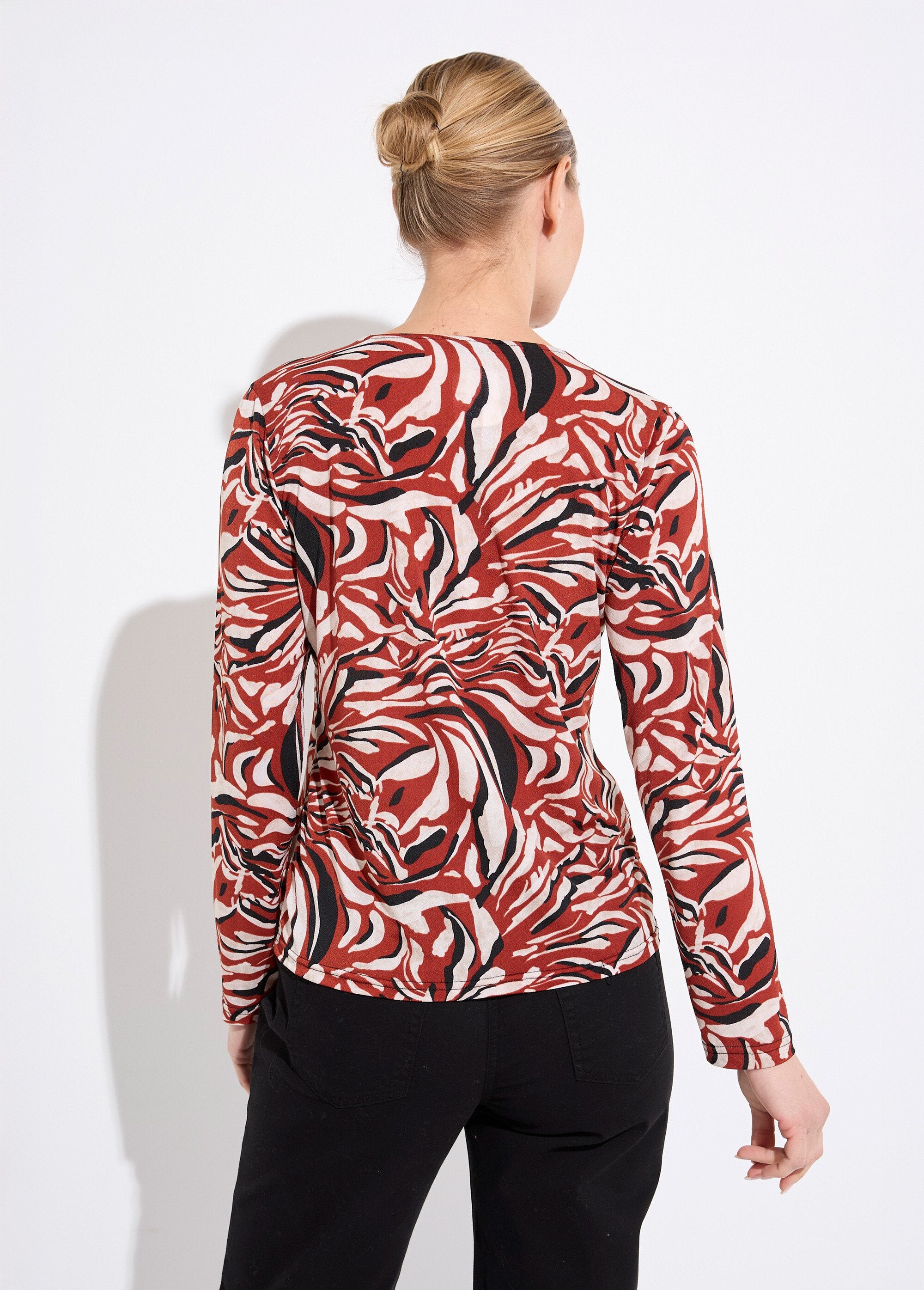 Camiseta_con_cuello_en_V_y_estampado_gráfico_de_encaje_Negro_y_ladrillo_DO1_slim