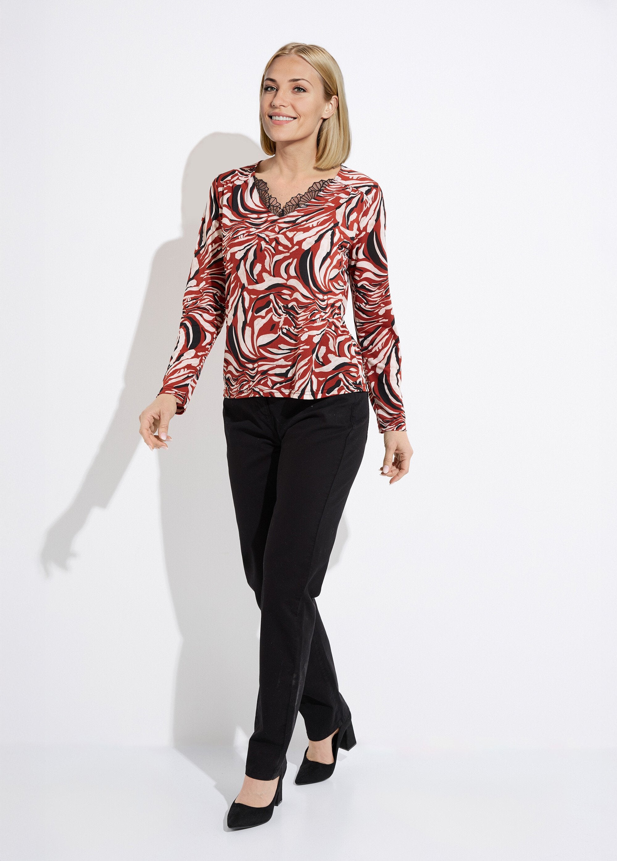 Camiseta_con_cuello_en_V_y_estampado_gráfico_de_encaje_Negro_y_ladrillo_SF1_slim