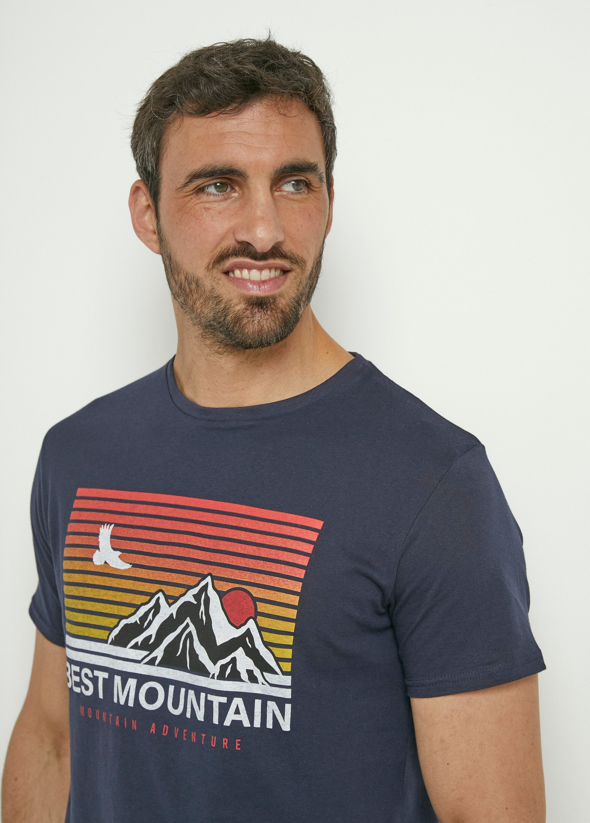 Camiseta_de_manga_corta_con_estampado_de_montaña_Marina_DE1_slim